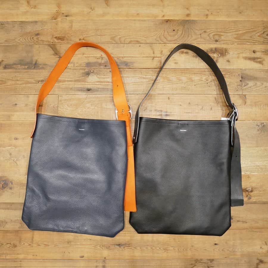 のインスタグラム：「【NEW ARRIVAL】 ・ 《Hender Scheme》19AW collection ・ one side belt bag ¥41,010 ・ 数に限りがございますので、お早めにお買い求めくださいませ。 ・ お問い合わせはこちらから ⬇︎⬇︎⬇︎⬇︎ @ann_de_ark '' #HenderScheme #エンダースキーマ #fashion #ファッション #小物 #new #brand #coordinate #革小物 #コーデ #コーディネート #レディース #ショップ #栃木 #宇都宮 #arknets #anndeark」