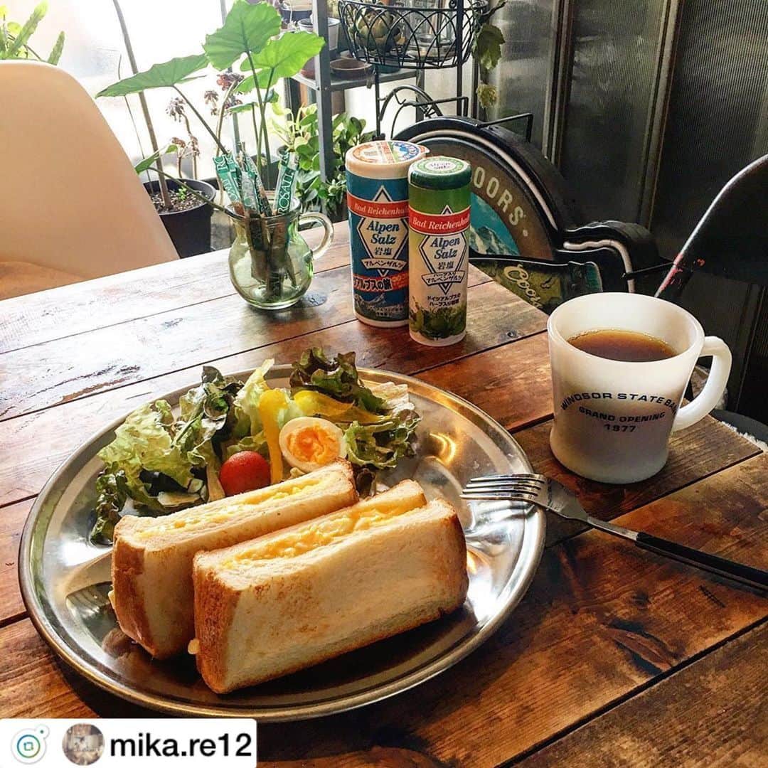 アルペンザルツ公式Instagramさんのインスタグラム写真 - (アルペンザルツ公式InstagramInstagram)「#アルペンザルツ をお使いいただいた @mika.re12 様の素敵なお写真をRegramさせていただきました。お使いいただき、誠にありがとうございます。 ━━━━━━━━━━━━━━━━━━━━━━━ あさごはん☀️🍞☕️ サラダにはお塩とオリーブオイルで😊 美味しいお塩はそれだけで美味しい😋 アルペンザルツの岩塩♡お気にいりです✨  今日もお仕事🏃‍♀️みなさんよき休日を💁  #アルペンザルツ #アルペンザルツのあるくらし  #おうちごはん #朝ごはん #モーニングプレート#たまごサンド#カフェ風ごはん#ファイヤーキング#暮らしをたのしむ」6月2日 11時58分 - alpensalz_jp