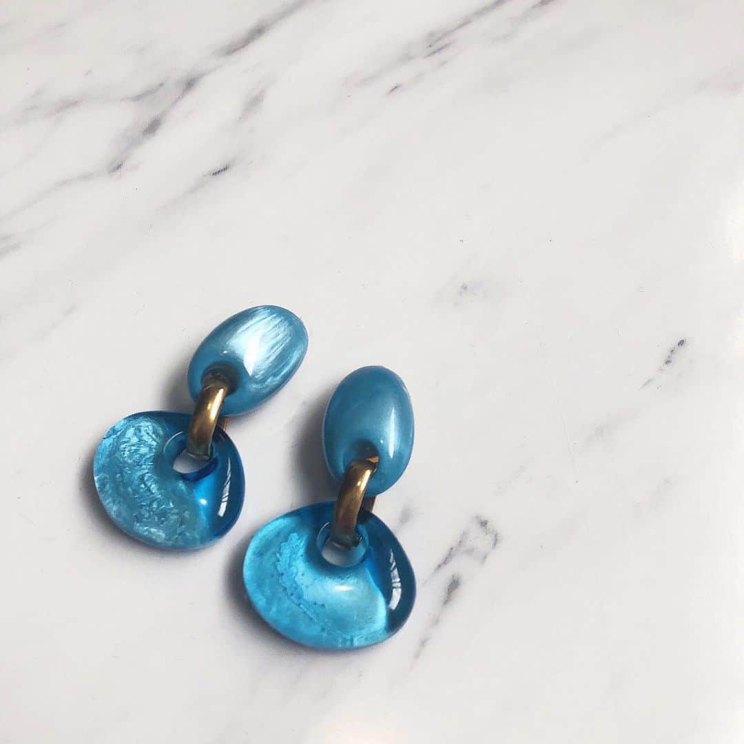 橋本江莉果さんのインスタグラム写真 - (橋本江莉果Instagram)「最近のお気に入りのイヤリング🦋🥏💠🌐🔹💎 フラッと寄ったお店で一目惚れして💙 やっぱり #ブルー に惹かれる💙 #earrings #earring #accessory #accessories #blue」6月2日 12時00分 - erica_hashimoto