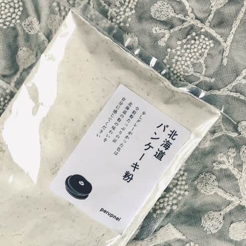Komerco-コメルコ-さんのインスタグラム写真 - (Komerco-コメルコ-Instagram)「. 北海道の素材がたっぷり入ったパンケーキ粉を使ったお食事パンケーキ🍴 全粒粉を配合しているため、ざくっふわっとした食感を楽しむことができます✨ . 北海道に位置する海の街、銭函（ぜにばこ）で 飲食店を営んでいる #ペルプネ 。家庭でもお店の味を楽しんで欲しいと、Komercoでスパイスミックスや料理キットの販売をスタートしました🎉🎉 . 北海道の牛乳から作られるバターミルクを粉末にしたものや、まろやかな甘さのてんさい糖を使用するなど、素材にとことんこだわっています。甘いものでもお食事パンケーキでも合うので、色々な場面でお楽しみいただけますよ😳 . ------------------------------- . ペルプネ / 北海道パンケーキ粉200g入3個セット . ▷こちらの作品はKomercoアプリでクリエイターから直接ご購入いただけます。 アプリ内「さがす」で「ペルプネ」と検索してください🔎 ------------------------------- #komercoごはん #コメルコ #料理をもっと楽しく #パンケーキ #ホットケーキ#おうちごはん #おうちカフェ #instafood #foodpic #cookinglove #料理好きな人と繋がりたい #ブランチ #おやつ #手づくり#ランチ #カフェごはん #パンケーキミックス #青果 #テーブルフォト #豊かな食卓 #手作りおやつ #おうちごはんlover #料理記録 #パンケーキ好き #いただきます #いつものいただきますを楽しく #クックパッド #cookpad」6月2日 12時00分 - komerco_official