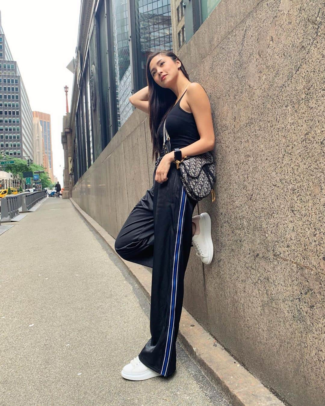 Kim Chiuさんのインスタグラム写真 - (Kim ChiuInstagram)「#ootdksyc NY style!!!☑️🃏♠️. fighting jet lag means go sight seeing hours before the show🙈ending.... check my ig stories...😅 . . . pants and top from @benchtm 😉🖤 #BenchEveryday #Chiurista」6月2日 12時00分 - chinitaprincess