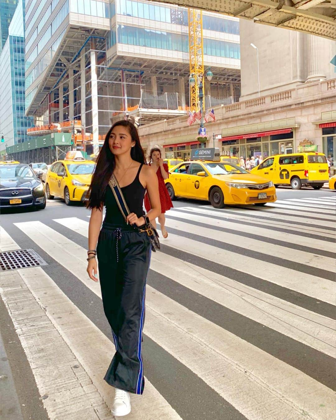 Kim Chiuさんのインスタグラム写真 - (Kim ChiuInstagram)「#ootdksyc NY style!!!☑️🃏♠️. fighting jet lag means go sight seeing hours before the show🙈ending.... check my ig stories...😅 . . . pants and top from @benchtm 😉🖤 #BenchEveryday #Chiurista」6月2日 12時00分 - chinitaprincess