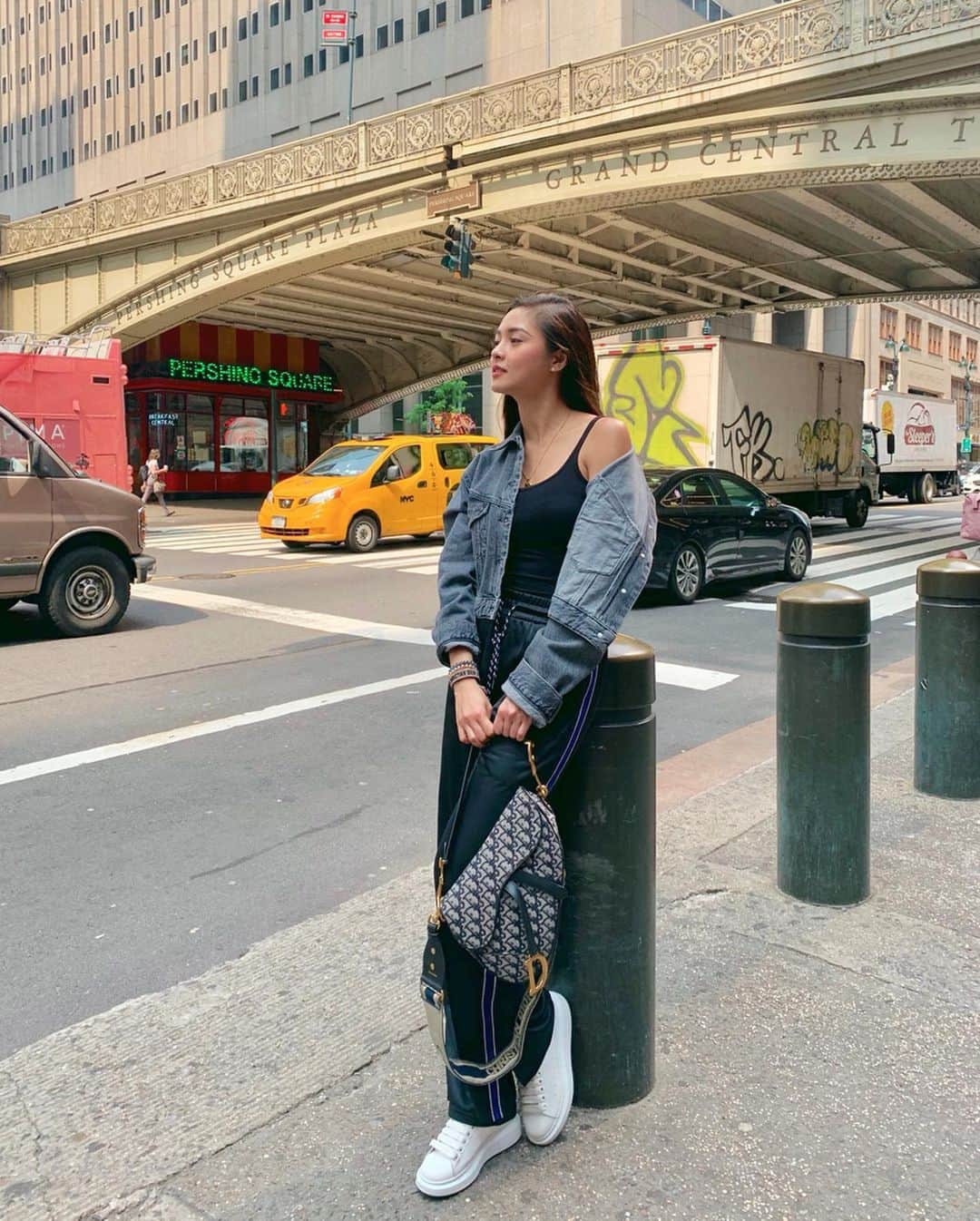 Kim Chiuさんのインスタグラム写真 - (Kim ChiuInstagram)「#ootdksyc NY style!!!☑️🃏♠️. fighting jet lag means go sight seeing hours before the show🙈ending.... check my ig stories...😅 . . . pants and top from @benchtm 😉🖤 #BenchEveryday #Chiurista」6月2日 12時00分 - chinitaprincess