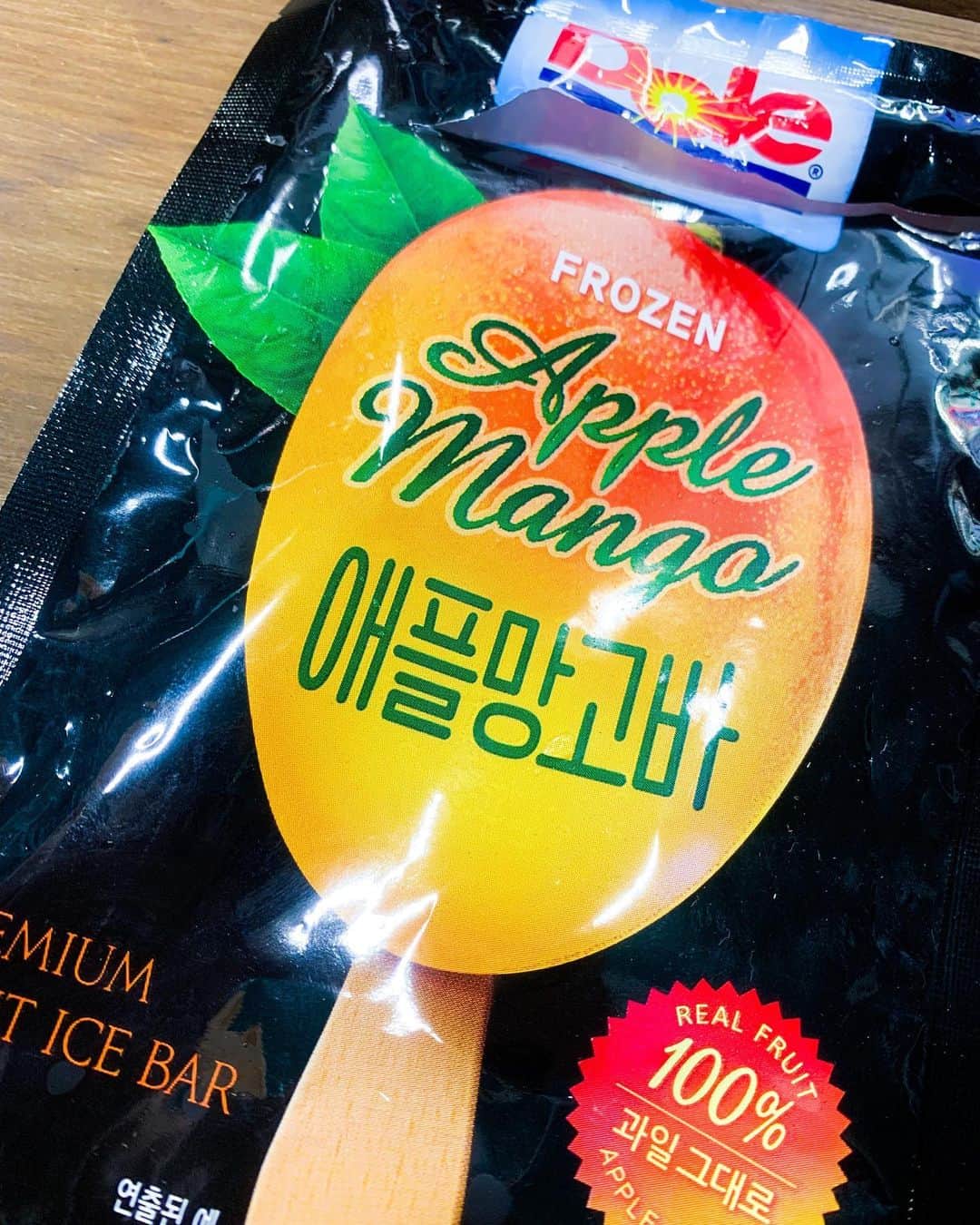 浜平恭子さんのインスタグラム写真 - (浜平恭子Instagram)「韓国のお店で売っている、Doleのアップルマンゴーバー🥭 アップルマンゴーをそのまま凍らせてあるの✨ さっぱりした甘さで美味しいよ(๑′ᴗ‵๑) 韓国も夜風が気持ち良い季節🌿 こんなバーを手にお散歩したら最高です💖 遊びに来てね❣️ #韓国ショッピング #韓国生活 #라디오DJ #하마히라쿄코 #マンゴー #Dole #日韓往復 #ラジオDJ #浜平恭子 #KissFMKOBE #한일커플 #한일부부 #한일왕복 #アイス #アップルマンゴー #韓国グルメ」6月2日 12時03分 - hamahi1231