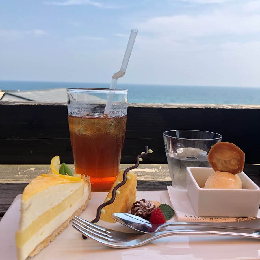 千秋さんのインスタグラム写真 - (千秋Instagram)「なんとしても海を見ながら食べる今日のルール🌴  #海 #湘南 #湘南ドライブ #cafe #amalfi」6月2日 12時06分 - chiaki77777