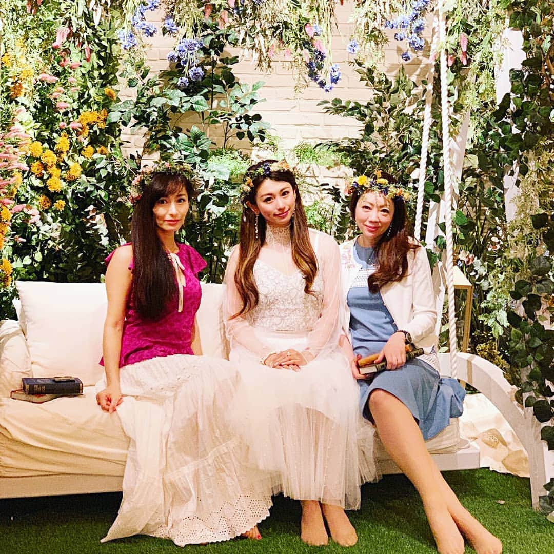今堀恵理さんのインスタグラム写真 - (今堀恵理Instagram)「グランフロント大阪北館3階の『FRUIT PICNIC @fruit_picnic 』にアフタヌーンティーをしに女子3人で行って来ました🍓✨。 街中にありながら気軽に来ることができるピクニックをコンセプトに、品質の高い季節のフルーツを贅沢に使用したパフェやアフタヌーンティーを楽しめる女子に大人気のお店だよ  芝生の中に座り、生のお花に囲まれた空間でインスタ映えもするし楽しい空間💞💞💞 なのに😢  ずっっと営業する予定だったそうですが、5月いっぱいまでで止める事になったらしいの。 えー‼️原宿店も同じく止めるらしい。偶然に私達はラストの日に行ってびっくりでした  内装もスワイプして動画をみて下さい。素晴らしいからもったな過ぎ～　 復活して欲しいな  私のこの日のコーデは @primascherrer psc311-0129  ワンピース BAGはHERMESの赤のケリー  それと3人ともバックはHERMESでした。そろった  #エルメス女子　#フルーツピクニック　#フルーツパフェ #インスタ映えスイーツ　#インスタ映えスポット　#グランフロント大阪　#かわいい　#女子力高い　#トラベル女子　#hermes  #primascherrer  #prima_lady  #pr」6月2日 12時10分 - eriimahori