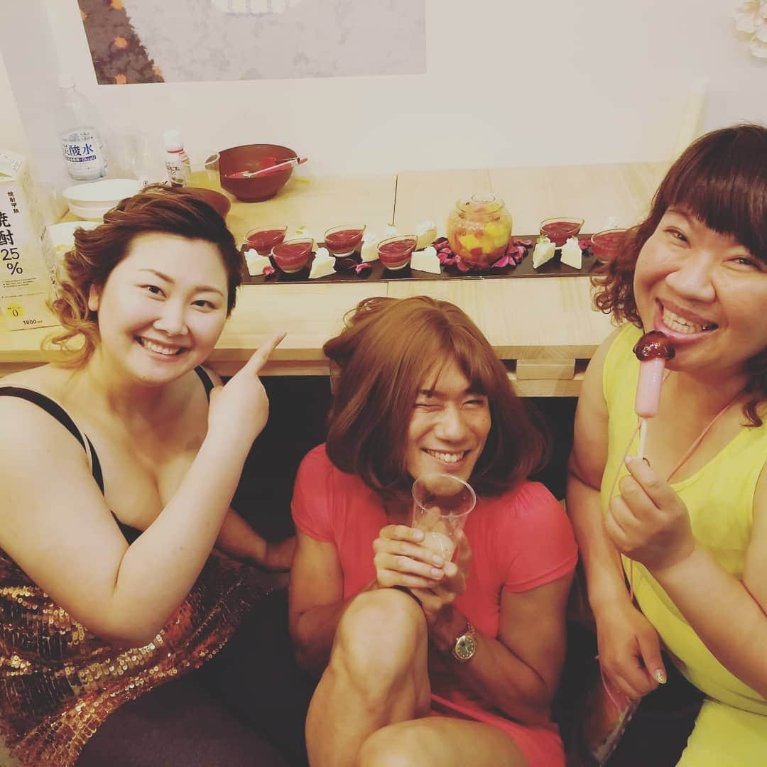 八つ橋てまりさんのインスタグラム写真 - (八つ橋てまりInstagram)「スナック酒池肉林♡  すっごい楽しかったー‼️ ちひろちゃん、ふゆちゃん、そしてお手伝いさんの連携が凄かった♡  来てくれた皆様、ありがとう😆💕✨ 股関占い、自分がバタバタしちゃって、何人かしか出来なかった😭 反省🙇🙇🙇🙇 場所が、とっても素敵なとこで、またやりたいよ😄✨ あそこの場所、いつもはパフェ食べれるみたいです❤️ 一緒に行きません？？？ あたし、この写真が大好き❤️ 幸福度が写真からあふれでてる❤️❤️❤️ 今回来れなかった人ー‼️ 次は絶対来た方がいーよ😆😆😆 #スナック酒池肉林」6月2日 12時12分 - temari.odebu