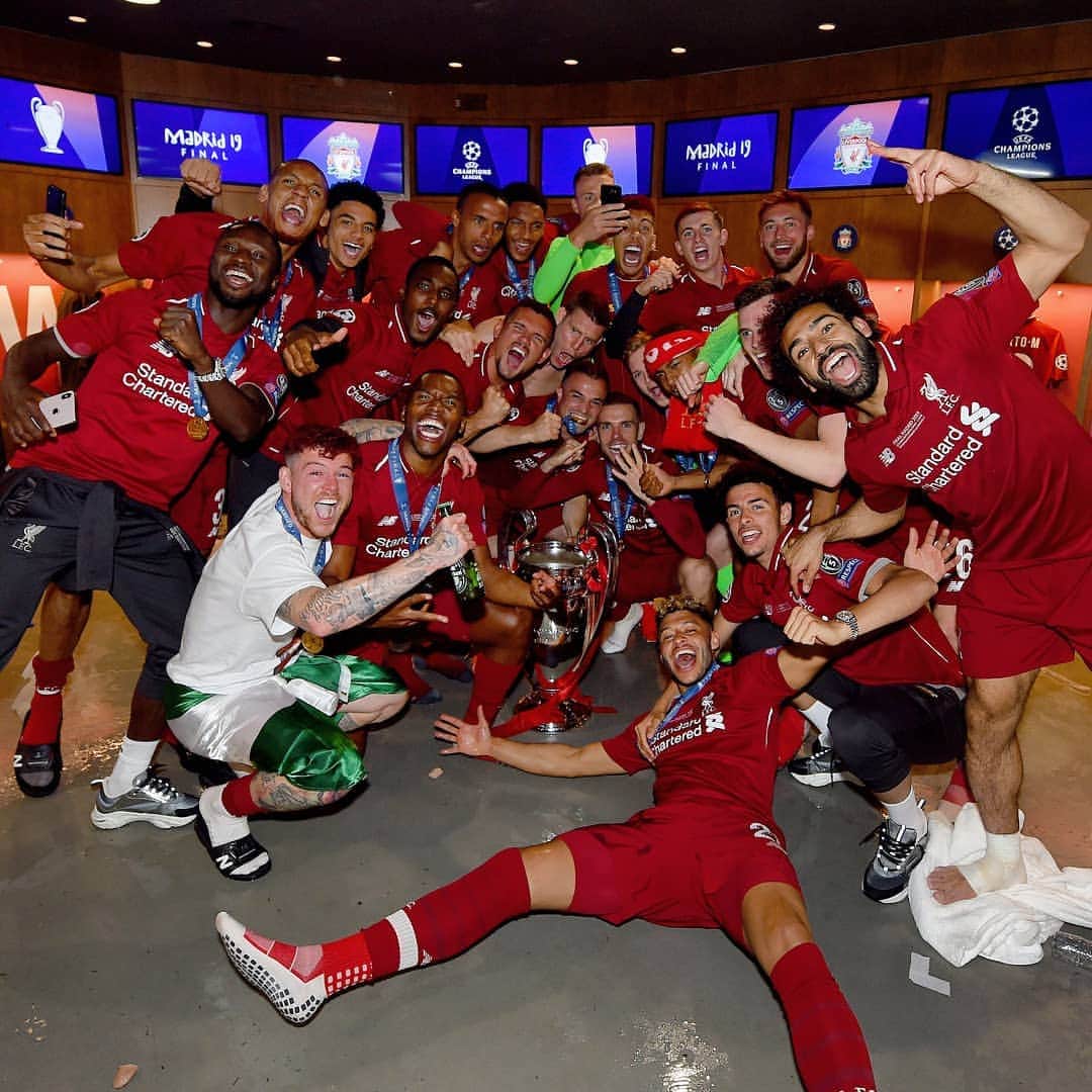 UEFAチャンピオンズリーグさんのインスタグラム写真 - (UEFAチャンピオンズリーグInstagram)「📸 😜😝😁🤪🙃 Describe this @liverpoolfc team in one word _______  #UCLfinal」6月2日 12時20分 - championsleague