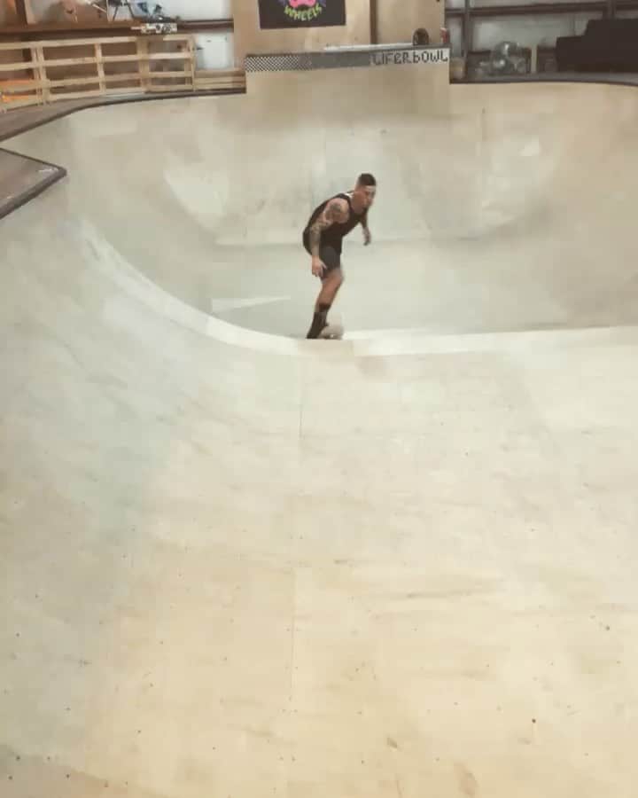 のインスタグラム：「You can ring my bell any day 🛎 #skate #skateboard #bowlskating #oceancitymaryland #funcle #musician #letsmakeadifference #musicianswholift #blessed」