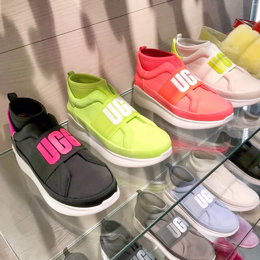 布川桃花さんのインスタグラム写真 - (布川桃花Instagram)「@uggjapan の展示会❤︎ . ムートンブーツだけじゃなくていろんな種類があるんだよー！ 小物もね👜 . kidsの靴って普通でも可愛いけど ムートンブーツとなると更に可愛さが増す、、👶🏻 . お隣でやってた @tevajapan にもお邪魔したよ☺️ . #ugg #teva」6月2日 12時23分 - momoka_fukawa