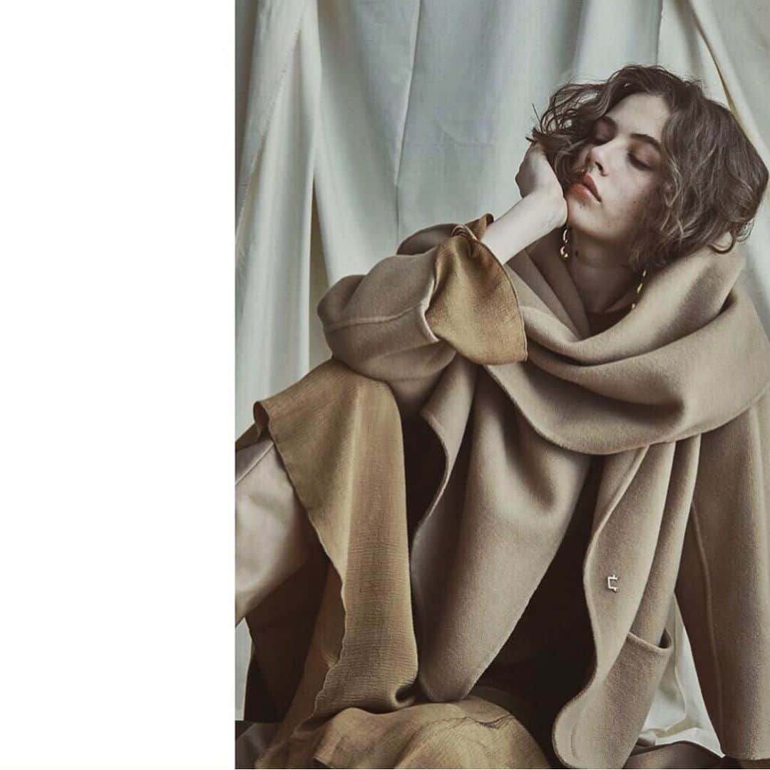 JUNNAのインスタグラム：「@etretokyo '19 AUTUMN WINTER EX " THE TAILORED NEUTRAL " ・ ・ '19 Spring Summerのベイクカラーが秋色に... こっくりと深みを増したポイントカラーを加え ETRÉ TOKYOの世界観を表現する優れた素材や テクスチャー、ディテールを追求しました。  テーラーメイドの様に、時を越えても色褪せない ミニマルでありながら意志のあるデザイン。  女性らしさだけでなく、時にジェンダーレスな魅力もETRÉ TOKYOらしいバランスで提案します。  6月3日 ETRÉ TOKYO HPにてLOOKが公開となります。 ・ ・ 〈タブロイド配布〉 店頭 ▶︎6月7日金曜日〜 ご来店いただいた皆様にお渡し WEB▶︎6月7日金曜日出荷分〜 配送時同梱 ・ ・ ・ 《関係者プレス展示会》 6月5日〜6月7日 ・ 《先行受注会》 ONLINE STORE / 6月10日12:00〜16日 東京/ LUMINE 新宿店 6月11日〜16日  大阪/ LUCUA 店  6月21日〜23日 ※6月21日（金）LUCUA店では、プレオーダーパーティーを開催。皆様がお楽しみ頂けるドリンクなどをご用意させて頂きます。 ・ ・ 【CREDIT】 river long stall coat  39,000+tax (sep) washer satin 2way dress  25,000+tax (sep) knee high boots ¥29,000+tax (oct)  #etretokyo #2019ETREaw #2019aw #AW #秋服#ベージュカラー #ベージュコーデ #ベージュ #エトレニーハイブーツ」