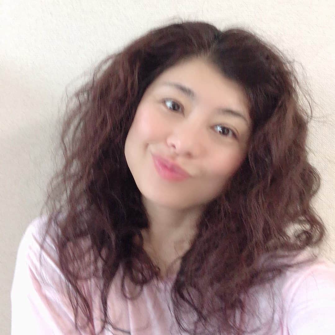 間々田佳子のインスタグラム：「みんなに相談🙏 わたしが髪の毛をビシッと結んでいるのは小顔に見せたいからではなく…😓 実は…  年と共にくせ毛がパーマのようにクルクルしてしまい、下ろせないのだ…  強力ワックスつけないとアフロになってしまい… どーしたらいいのかな…  この髪の毛のクルクル 老化現象だとネットで読みびっくり💦😱 顔ヨガで顔は若返りましたが、 顔ヨガやっても髪の毛は老化しちゃうのかな…😱😱😱 #間々田佳子」