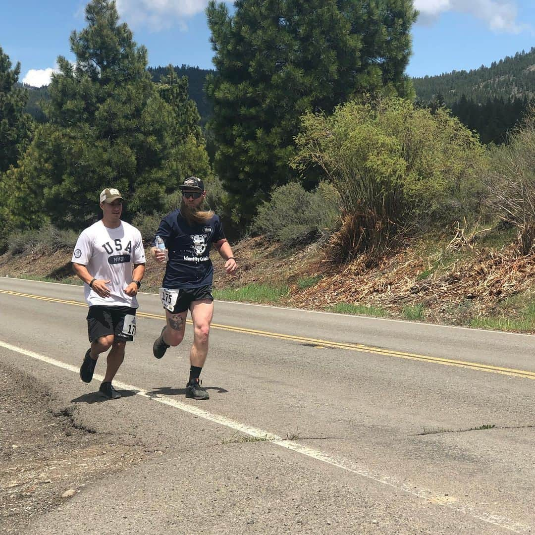 ジェイコブ・ダルトンさんのインスタグラム写真 - (ジェイコブ・ダルトンInstagram)「178 miles between all of us! What an awesome team and what an awesome 2 days of running. 2 hrs of sleep and too many miles but well worth it! Big shout out to our entire team! You guys killed it!  #renotahoeodyssey #rto」6月2日 12時28分 - jake_dalton