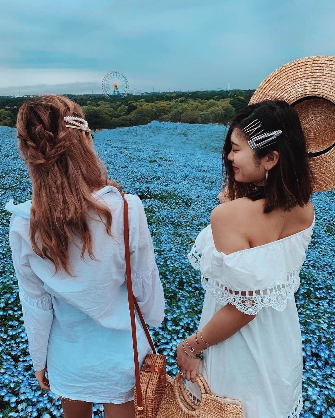 YOKOのインスタグラム：「もうめちゃめちゃシーズン過ぎたけど(笑) . 初めてのネモフィラ💠 . 服はるいのショップ @shop_mirage  ヘアーはお互いにアレンジしあったよ👩🏻‍🦰 最近人にヘアアレンジするのはまってる🌷 . . 絨毯のようにたくさん咲いてるネモフィラより 人の多さにびっくりした😂 . . 秋にはコキアが見られるらしいから行きたいな〜 . . #ネモフィラ#ひたちなか海浜公園」