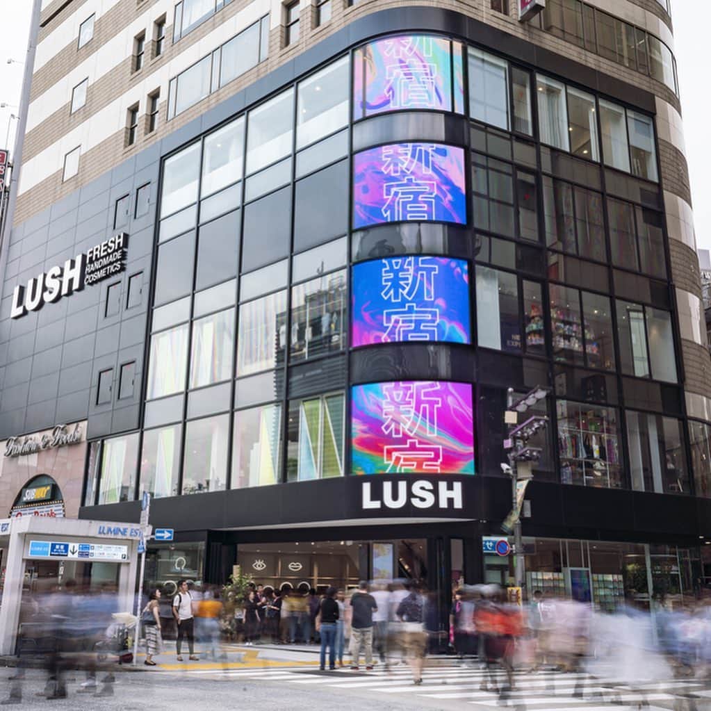 ラッシュジャパンさんのインスタグラム写真 - (ラッシュジャパンInstagram)「2019.06.01 アジア最大規模のLUSH 新宿店がオープンしました！ 新たな発見と、イノベーションの結晶に触れることができる場所です。  語りきれないほどの魅力は、 @lush_shinjuku にて発信中。 イベントや新商品などの情報も発信していきますので、ぜひフォローしてくださいね。  #LushShinjuku #Lush」6月2日 12時39分 - lushjapan