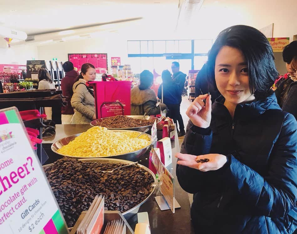 原田佳奈さんのインスタグラム写真 - (原田佳奈Instagram)「・ ・ 【メルボルン旅レポ】 〜Yarra Valleyでワイナリー巡り〜  ビクトリア州には数多くのワインの名産地がありますが、なかでもヤラバレーはメルボルンから車で45分ほどのエリアにあり、セラードア(試飲直売所)やレストラン備えたワイナリーが多い人気の観光地です。  ワインのぶどうも摘まれて、ちょうど紅葉が見頃を迎えて美しかった。。 青空と美味しいワインにチーズにチョコに。  Beautiful day... #yarravalley #wine #yeringstation  #debortoli  #yarravalleydiary  #rochfordwines  #ワイナリー巡り #ワイン好き #チョコ好き」6月2日 12時33分 - kanaharada1211