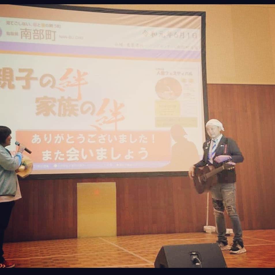 松本隆博のインスタグラム：「。 今僕のお気に入り、 井原デニムで昨日も 講演コンサートしました♪ (^^)/」