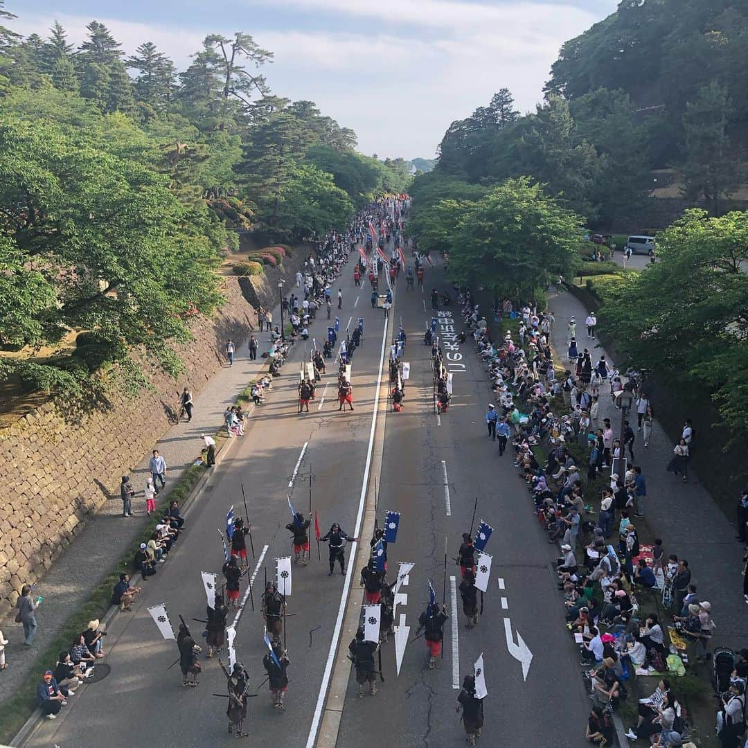 加藤愛さんのインスタグラム写真 - (加藤愛Instagram)「. 百万石行列🏮 #今年はニュースの取材で参加 . はじめて駅前から金沢城公園まで見学しましたが 子どもからお年寄りまでみんなが笑顔になれる 素晴らしいお祭りがあるって幸せだなと。 お祭りを通して多くの人と笑えて 楽しい時間を共有できて嬉しかったです。 行列に参加された方々、お疲れ様でした☀️ . 最後にインタビューしたお父さんが また金沢が好きになりましたと言っていて とっても共感しました。私もです😊 . 明日(月)のニュースで 金沢百万石行列の振り返りをしますので ぜひご覧ください✨✨ 県内ニュースは18時25分〜 . #夕方#ニュース#石川さんlivenewsit  #百万石まつり#百万石行列 #満喫 #加藤愛#新人#久保田アナと遭遇#放課後スター #石川テレビ#アナウンサー #生中継班の浴衣姿とっても素敵だった #稲垣さんの甲冑姿も笑 #初#踊り流し#テレビ金沢#徳ちゃんこと藍ちゃんと🥟」6月2日 12時35分 - kitkatoai