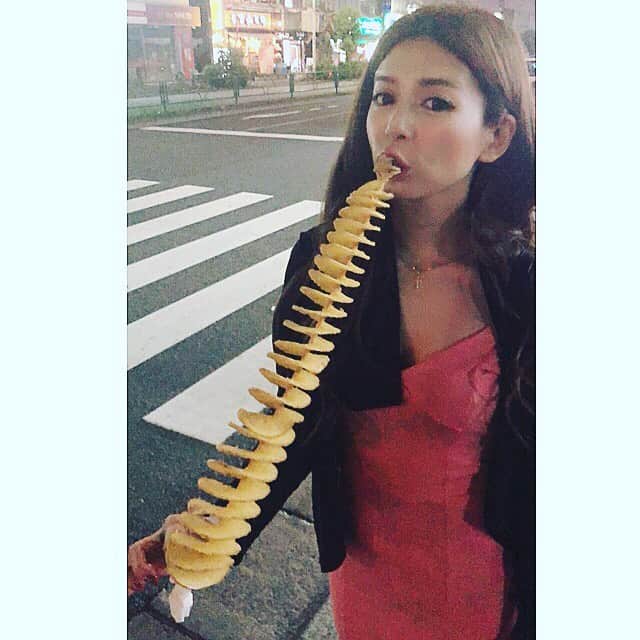 栗林里莉さんのインスタグラム写真 - (栗林里莉Instagram)「Hurricane potato🥔 この後、口元が塩まみれになりましたとさ 笑 #hurricanepotato  #ハリケーンポテト #koreanfood #銃刀法違反の長さw #栗林里莉 #ririkuribayashi #japanese」6月2日 12時44分 - riri_kuribayashi_official