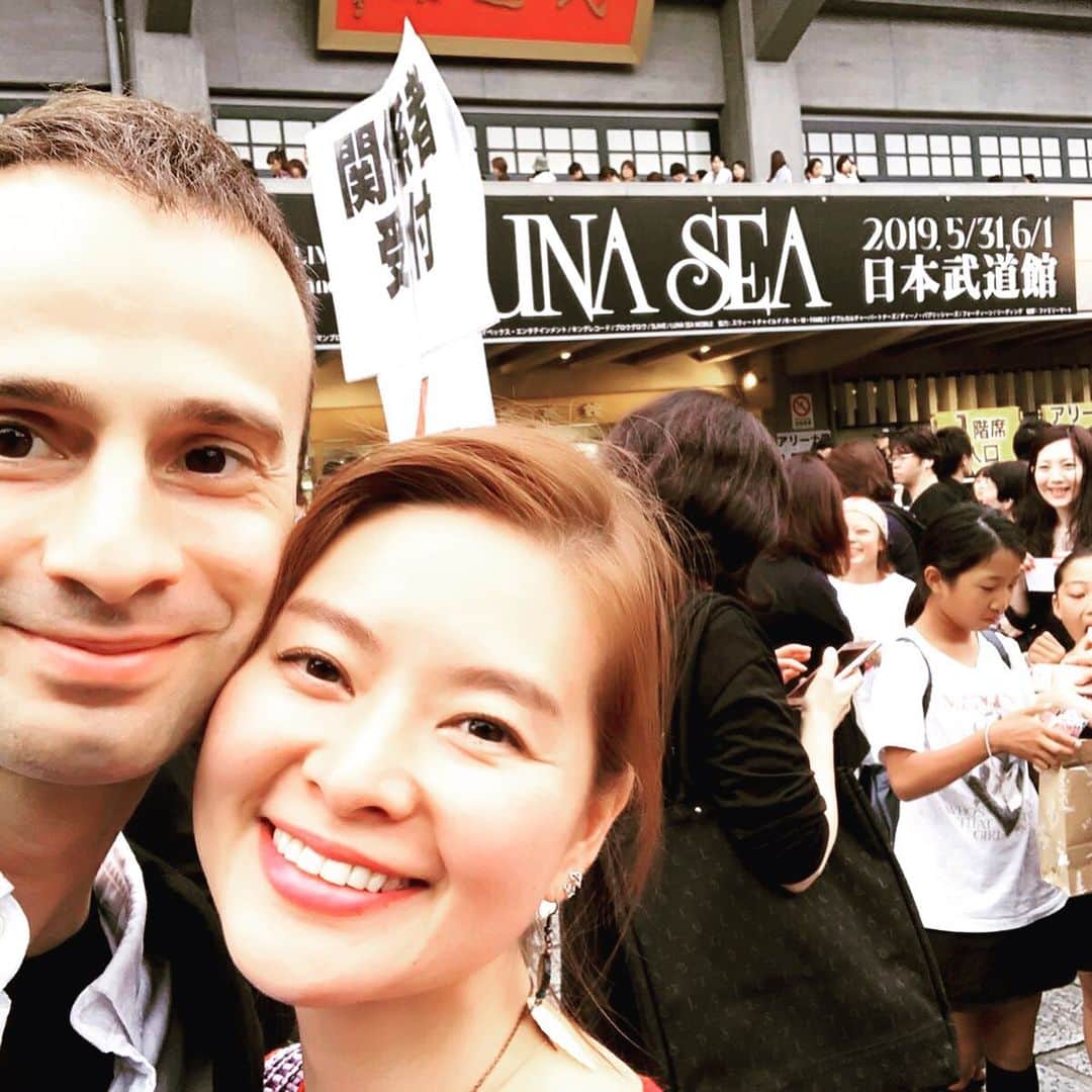 吉野紗香さんのインスタグラム写真 - (吉野紗香Instagram)「LUNA SEA30th anniversary LIVE-Story of the ten thousand days-日本武道館行って参りました！✨私にLUNA SEAを教えてくれたのは、夫のジョンアキラさんでした。彼は14歳の頃LUNA SEAと出会い、日本での青春をLUNA SEAと生きて来た方。一言では綴れないですが、LUNA SEAから日本を、邦楽を学び、彼はバンドを始め、沢山の共感と居場所をくれたLUNA SEA。＊ ＊ そんなジョンさんから私も学び、表面意識が気付けなかった深い視点でLUNA SEAを知ることが出来ました。終幕中はライブビデオとCDからLUNA SEAの世界に入り、再結成をされた後からは、行ける時は必ず応援させてもらいに会場に行かせて頂いています。＊ ＊ 私にとっても大切な存在となったLUNA SEA。＊ ＊ そんなLUNA SEAの30周年日本武道館ライブ。嬉しくて、嬉しくて、涙零しながら一丸となって歌ってた。＊ ＊ 会場に居るLUNA SEAファンの皆さまと１つになって。。🌕💖✨＊ ＊ LUNA SEA30周年のお誕生日、おめでとうございます㊗️🎉🎂🎊💖🍀✨ #lunasea #lunasea30thanniversarylivestoryofthetenthousanddays #日本武道館 #tokyo #japan #live #band #ライブ #大切なバンド  #居場所」6月2日 12時52分 - sayakayoshino_official