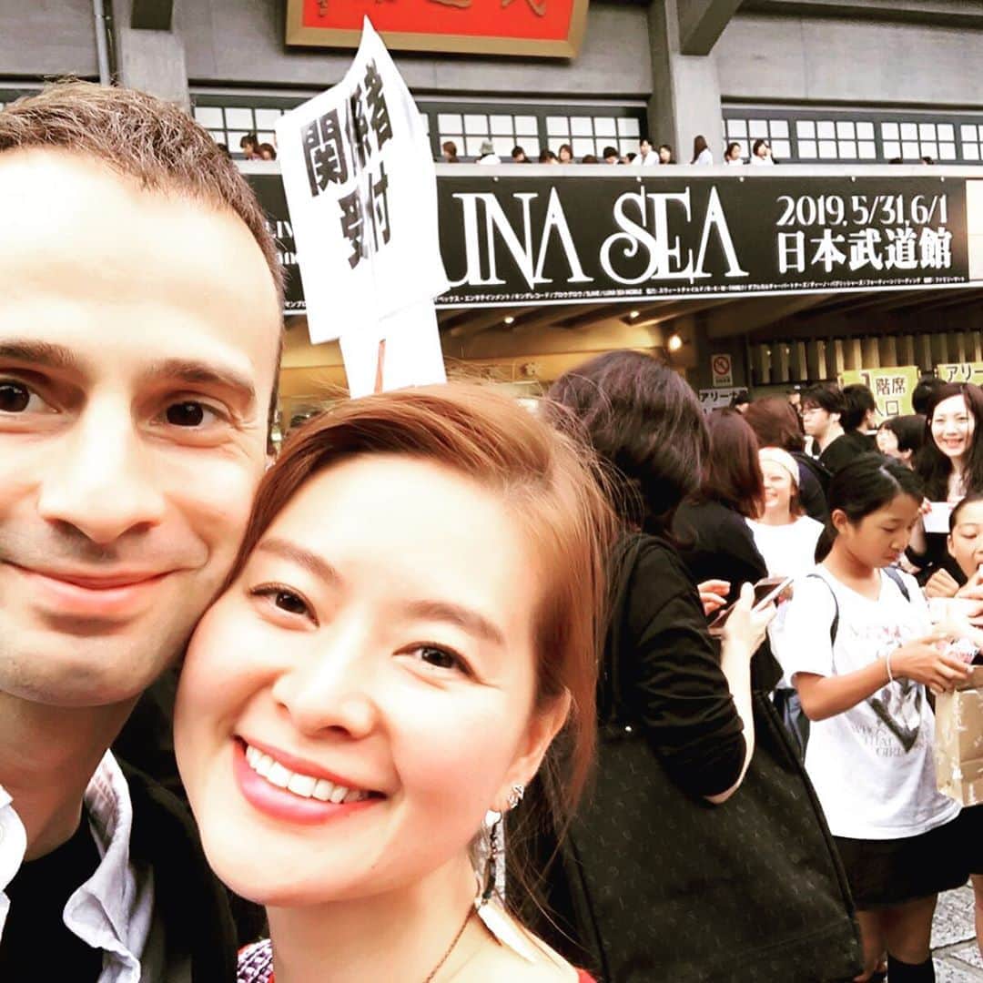 のインスタグラム：「LUNA SEA30th anniversary LIVE-Story of the ten thousand days-日本武道館行って参りました！✨私にLUNA SEAを教えてくれたのは、夫のジョンアキラさんでした。彼は14歳の頃LUNA SEAと出会い、日本での青春をLUNA SEAと生きて来た方。一言では綴れないですが、LUNA SEAから日本を、邦楽を学び、彼はバンドを始め、沢山の共感と居場所をくれたLUNA SEA。＊ ＊ そんなジョンさんから私も学び、表面意識が気付けなかった深い視点でLUNA SEAを知ることが出来ました。終幕中はライブビデオとCDからLUNA SEAの世界に入り、再結成をされた後からは、行ける時は必ず応援させてもらいに会場に行かせて頂いています。＊ ＊ 私にとっても大切な存在となったLUNA SEA。＊ ＊ そんなLUNA SEAの30周年日本武道館ライブ。嬉しくて、嬉しくて、涙零しながら一丸となって歌ってた。＊ ＊ 会場に居るLUNA SEAファンの皆さまと１つになって。。🌕💖✨＊ ＊ LUNA SEA30周年のお誕生日、おめでとうございます㊗️🎉🎂🎊💖🍀✨ #lunasea #lunasea30thanniversarylivestoryofthetenthousanddays #日本武道館 #tokyo #japan #live #band #ライブ #大切なバンド  #居場所」
