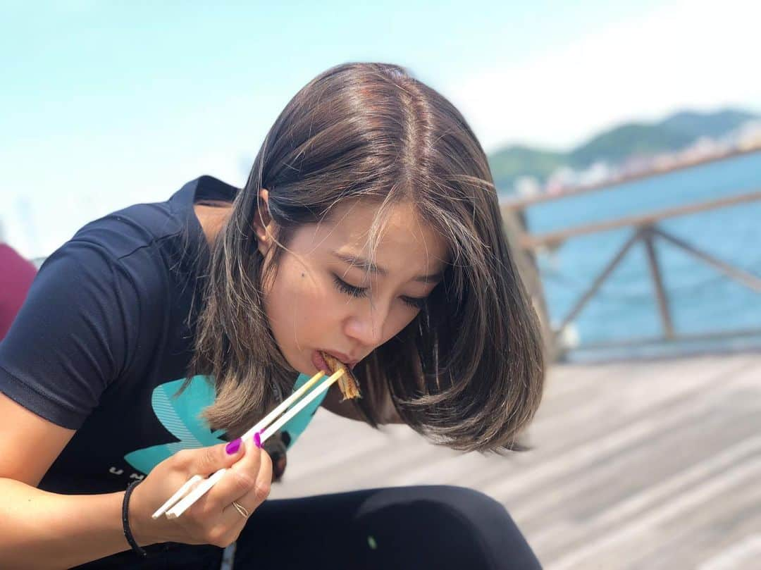 加賀其真美さんのインスタグラム写真 - (加賀其真美Instagram)「髪色変えたよ💇💇✨ トリートメントもしたよ✨✨✨ @vida_creative_hair_salon  @vida.1021  ありがとうございます😋💜💜 ． 食べるのに夢中の写真🤣🤣🤣 美味しい物食べると元気でるね😌⭐️⭐️」6月2日 12時55分 - mami_kagasono