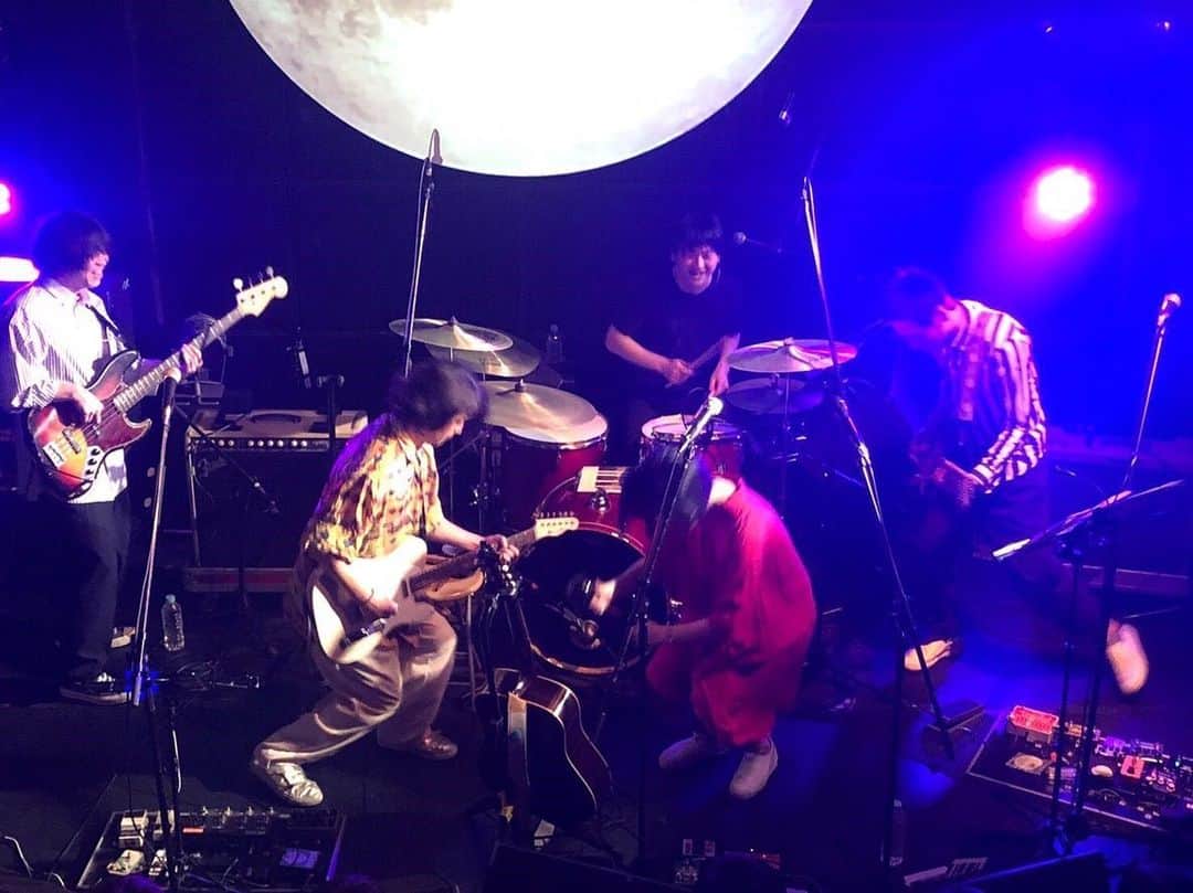 吉澤響のインスタグラム：「昨日は月見ル君想フで Brother&Sister、岩崎愛、セカイイチのライブでした。とても楽しかったなぁ。お越しいただいたみなさん、どうもありがとう！ 愛ちゃんの曲はもちろん、ブラシスの楽曲もとてもよくて、本編最後に演奏した『Eighteen Sister』はみんなの気持ちの良い8ビートが最高だった。 昨日だけじゃもったいないので、またやりたいです。」