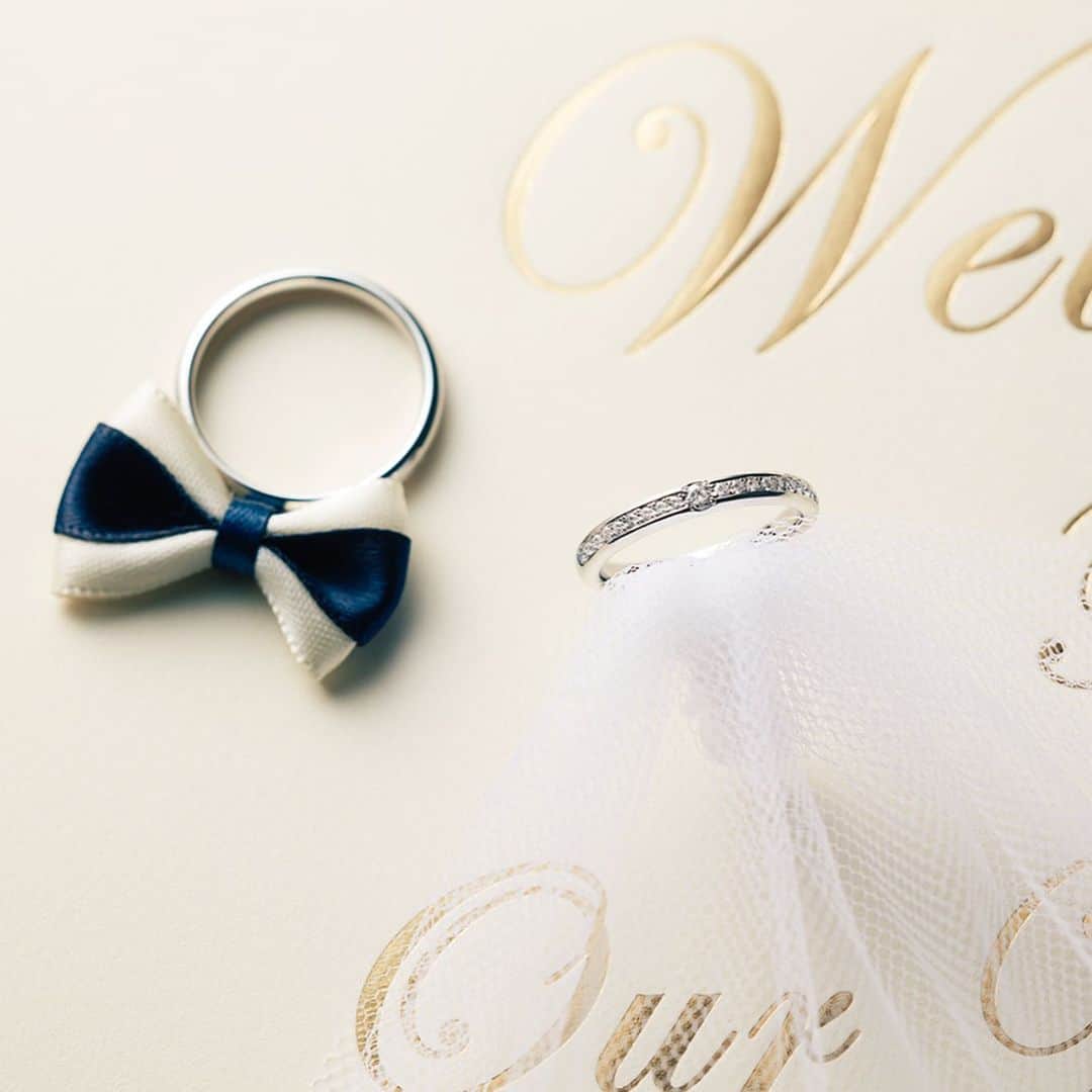 ラザール ダイヤモンド ブティック公式 | 婚約・結婚指輪さんのインスタグラム写真 - (ラザール ダイヤモンド ブティック公式 | 婚約・結婚指輪Instagram)「・ 「6月2日は『プロポーズの日』」 ・ 本日6月2日は、全日本ブライダル協会が1994年（平成6年）に制定した『プロポーズの日』。 ・ 花嫁が幸せになれる6月の最初の日曜日に、「ジューンブライド＝6月の花嫁は幸せになれる」との故事から、結婚の守り神ジュノーが守護する6月にプロポーズをして、幸せな結婚にゴールインしてほしいとの想いが込められています。 ・ 令和初のプロポーズの日を迎え、ご自身や周りの方々に、また一つ幸せなお知らせが舞い込んでくるかもしれませんね。 ・ ━…‥・‥…━…‥・‥…━━…‥・‥…━…‥・‥…━ St.PATRICK 28/セントパトリック28：Carat : 0.20ct～/Price(税抜) : 353,000円～ . GRACIOUS/グレイシャス 上：Carat ：0.11ct/Price(税抜) ：178,000円 下：Price(税抜) ：123,000円 ━…‥・‥…━…‥・‥…━━…‥・‥…━…‥・‥…━ ・ THE WORLD’S MOST BEAUTIFUL DIAMOND® 商品詳細はプロフィール @lazarediamond_boutique のURLからどうぞ ・ ご予約のうえ、初来店の方に2,000円分のJCB商品券をプレゼント ・ #プロポーズの日 #ジューンブライド #6月の花嫁は幸せになれる #結婚の守り神ジュノー ・ #StPTRICK28 #セントパトリック28 #GRACIOUS #グレイシャス ・ #プロポーズ #ブライダルリング #マリッジリング #エンゲージリング #エンゲージメントリング #ダイヤモンドリング #婚約 #結婚 #指輪 #婚約指輪 #結婚指輪 #婚約指輪選び #結婚指輪選び #指輪探し #結婚式 #結婚式準備 #2019年春婚 #2019年夏婚 #2019年秋婚 #2019年冬婚 ・ #ラザールダイヤモンド #lazarediamond」6月2日 13時01分 - lazarediamond_boutique