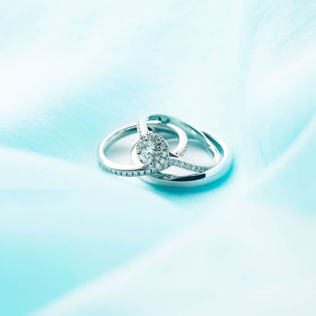 ラザール ダイヤモンド ブティック公式 | 婚約・結婚指輪さんのインスタグラム写真 - (ラザール ダイヤモンド ブティック公式 | 婚約・結婚指輪Instagram)「・ 「6月2日は『プロポーズの日』」 ・ 本日6月2日は、全日本ブライダル協会が1994年（平成6年）に制定した『プロポーズの日』。 ・ 花嫁が幸せになれる6月の最初の日曜日に、「ジューンブライド＝6月の花嫁は幸せになれる」との故事から、結婚の守り神ジュノーが守護する6月にプロポーズをして、幸せな結婚にゴールインしてほしいとの想いが込められています。 ・ 令和初のプロポーズの日を迎え、ご自身や周りの方々に、また一つ幸せなお知らせが舞い込んでくるかもしれませんね。 ・ ━…‥・‥…━…‥・‥…━━…‥・‥…━…‥・‥…━ St.PATRICK 28/セントパトリック28：Carat : 0.20ct～/Price(税抜) : 353,000円～ . GRACIOUS/グレイシャス 上：Carat ：0.11ct/Price(税抜) ：178,000円 下：Price(税抜) ：123,000円 ━…‥・‥…━…‥・‥…━━…‥・‥…━…‥・‥…━ ・ THE WORLD’S MOST BEAUTIFUL DIAMOND® 商品詳細はプロフィール @lazarediamond_boutique のURLからどうぞ ・ ご予約のうえ、初来店の方に2,000円分のJCB商品券をプレゼント ・ #プロポーズの日 #ジューンブライド #6月の花嫁は幸せになれる #結婚の守り神ジュノー ・ #StPTRICK28 #セントパトリック28 #GRACIOUS #グレイシャス ・ #プロポーズ #ブライダルリング #マリッジリング #エンゲージリング #エンゲージメントリング #ダイヤモンドリング #婚約 #結婚 #指輪 #婚約指輪 #結婚指輪 #婚約指輪選び #結婚指輪選び #指輪探し #結婚式 #結婚式準備 #2019年春婚 #2019年夏婚 #2019年秋婚 #2019年冬婚 ・ #ラザールダイヤモンド #lazarediamond」6月2日 13時01分 - lazarediamond_boutique