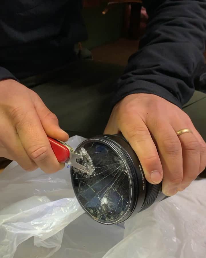 クリス・バーカードのインスタグラム：「💩 Happens... If you’re a photographer and this sound doesn’t make you want to vomit and cry at the same time then maybe you haven’t had the joy of fusing a CP filter to the front of your lens by dropping it 😣. Point being , you get what you pay for and this sucker was cheap.  But hey .. it can’t all be rainbows and waterfalls here. A good dose of reality behind the scenes is always healthy.」
