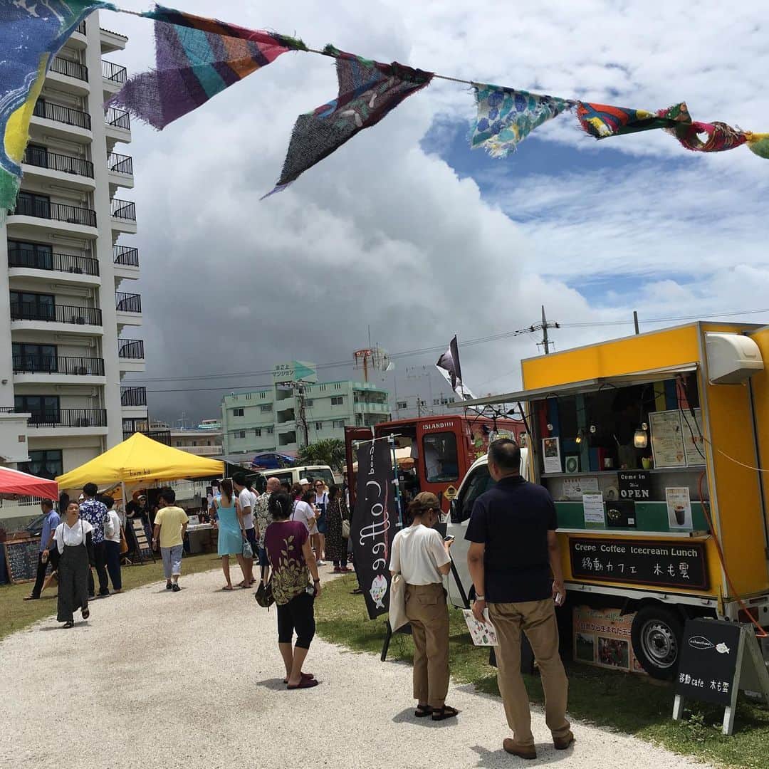 be-o編集部さんのインスタグラム写真 - (be-o編集部Instagram)「Okinawa E-Motion最終日！ be-oブースでは無料でネイル.肌診断.セルフメイク.占い やってます✨  フードフレアも沢山の人で賑わってます🍔🌭🚌 @beo.okinawa  @okinawa_emotion @okinawafoodflea  #beauty #okinawa #beo #ビオ #フライングサマー2019 #okinawafoodflea」6月2日 13時13分 - beo.okinawa