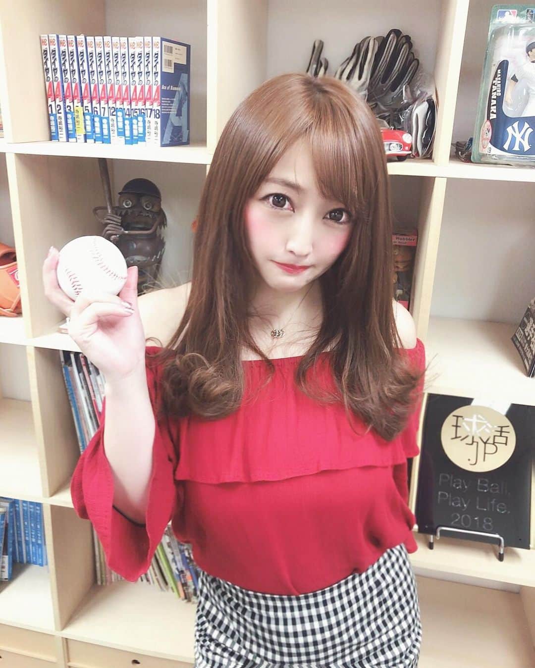 橋元優菜のインスタグラム：「☆ 取材を受けてきましたー🌟 ☆ 色々なメディアで取り上げていただけるそうです🤤 ☆ ☆ ☆ #野球 #野球女子 #asiangirls #横浜denaベイスターズ  #独立リーグ #japanesegirl #高校野球 #BASEBALL #ストレート #握り #オフショルダー #ダイヤ #A #セミロング #ワンカール #ベイスターズ #愛媛 #愛媛マンダリンパイレーツ」