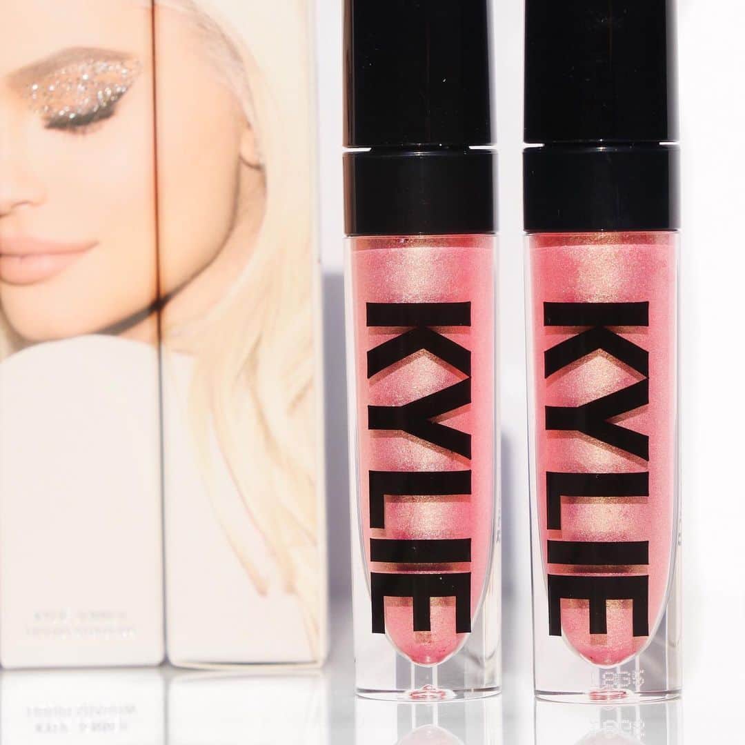 Kylie Cosmeticsさんのインスタグラム写真 - (Kylie CosmeticsInstagram)「EAT CAKE glitter eyes 🎂😍 wear alone or top your favorite eye look with this gorgeous sparkling pink liquid shadow with a gold flip ⭐️」6月2日 13時16分 - kyliecosmetics