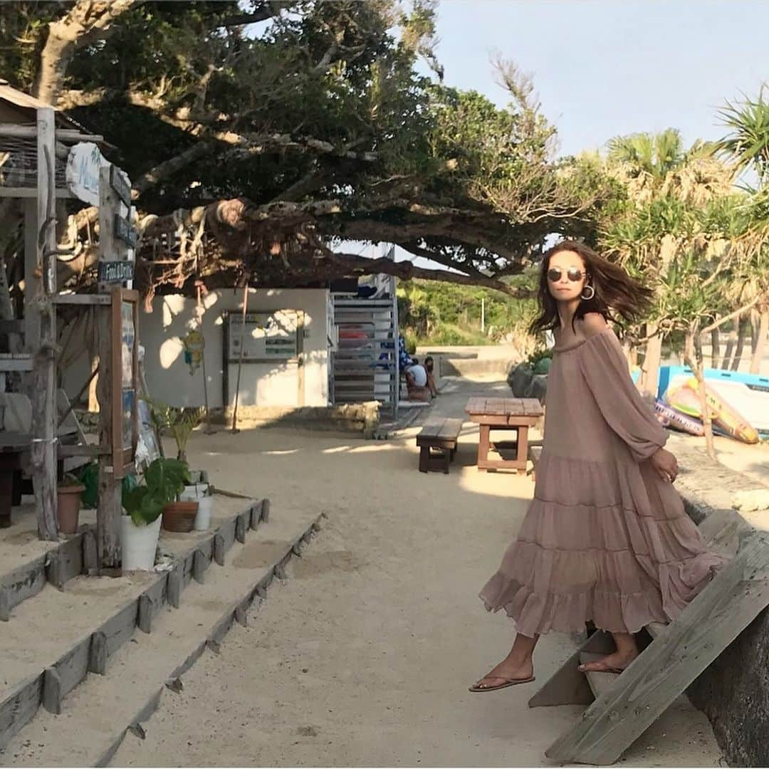 Michikoさんのインスタグラム写真 - (MichikoInstagram)「_______ BEFORE SUNSET✔️ . Quiet beach holidays🌴... wearing pink-beige dress! . #beachtime #birthdaygetaway .」6月2日 18時54分 - michiko.jp