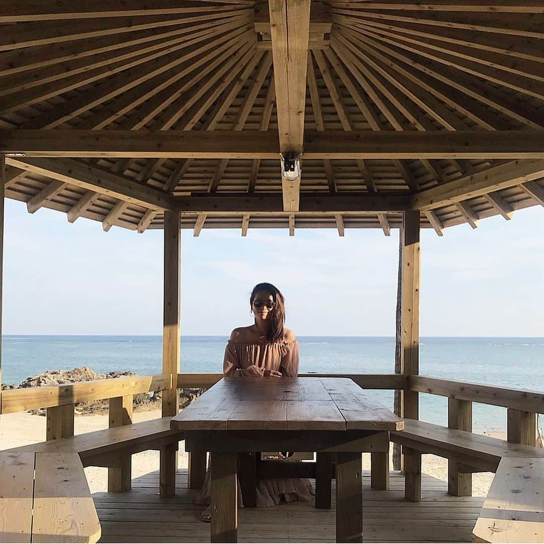 Michikoさんのインスタグラム写真 - (MichikoInstagram)「_______ BEFORE SUNSET✔️ . Quiet beach holidays🌴... wearing pink-beige dress! . #beachtime #birthdaygetaway .」6月2日 18時54分 - michiko.jp