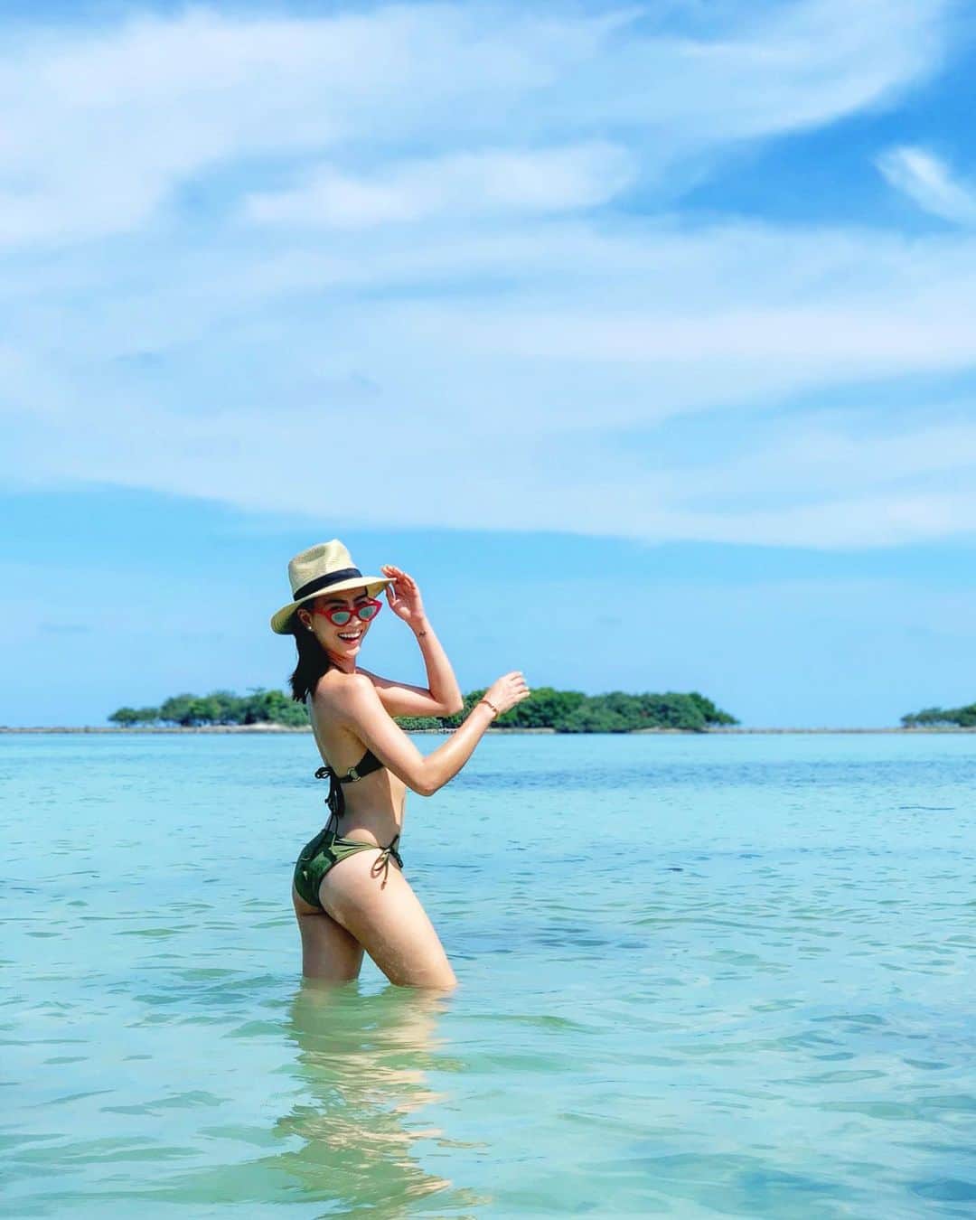 ソニアのインスタグラム：「Sorry but the beach photos ain’t gonna stop!! Literally spent the day doing nothing and honestly it felt so damn good. We also started the morning with a healthy smoothie bowl, and had a delicious grain bowl for lunch. Got some vitamin D then lazed in the pool, and now we’re heading to the main town to explore. 🏖 What else should I check out while I’m here?  #vacay #beachlife #island #getaway #travel #Thailand #shotoniphone」
