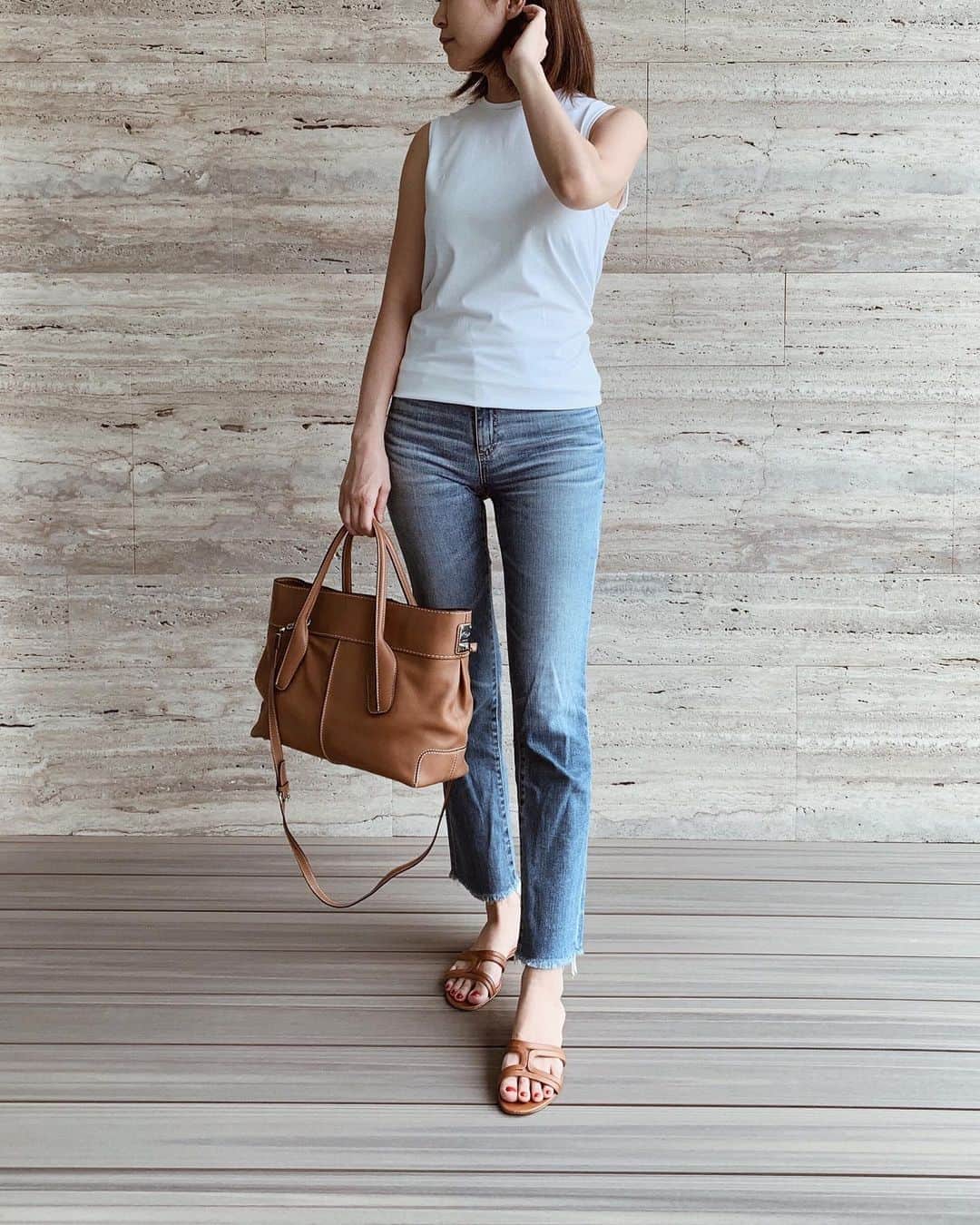 Shokoのインスタグラム：「＊Lifestyle＊ Having a baby doesn’t mean that your house will get messier and disorganized. I’ve ordered a few of baby goods from Japan to keep things organized. ・ Hopefully I have time to share what baby goods I bought  on my Story tonight if the baby sleeps well! ・ #outfit | tank #Aton | jeans #agjeans in Isabelle | shoes #pellico @sutequi | bag #tods」
