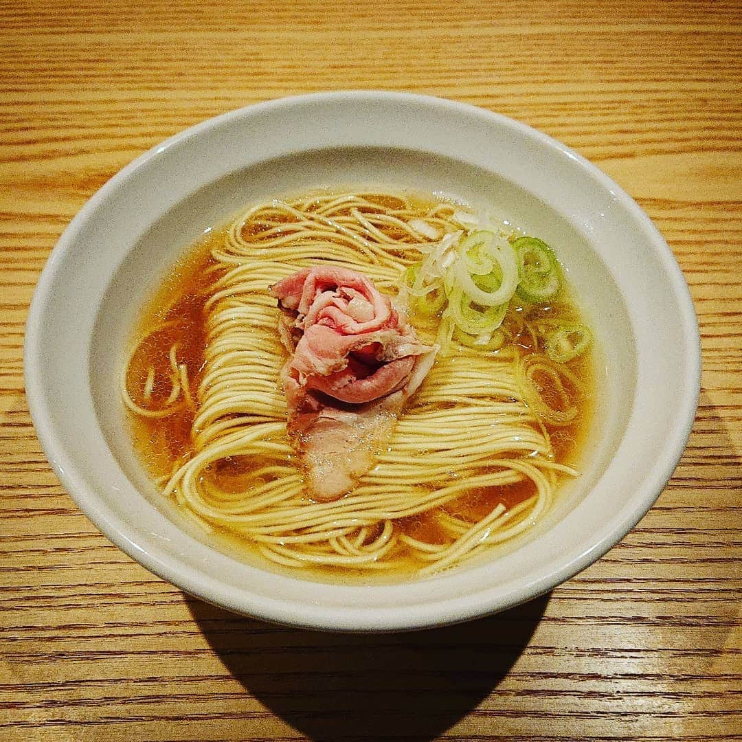 秦まりなさんのインスタグラム写真 - (秦まりなInstagram)「【ラーメン探訪記】 米子さっかどう＊煮干し蕎麦 . 濃厚煮干し蕎麦も好きだけど、サッパリ清湯の煮干し蕎麦もたまりません！ もう見た目から美しい～✨ . . . #ラーメン #ラーメン大好き #ラーメン巡り #ラーメン部 #ラーメン女子 #ラーメンパトロール #ラーメン日記 #ラーメン好きな人と繋がりたい #ラーメンインスタグラマー #ラーメンスタグラム #麺スタグラマー #麺スタグラム #麺活 #米子さっかどう #さっかどう #丿貫 #米子市 #米子 #japan #yonago #煮干し蕎麦 #煮干しラーメン #煮干し #アナウンサー #announcer」6月2日 13時31分 - marina.hata