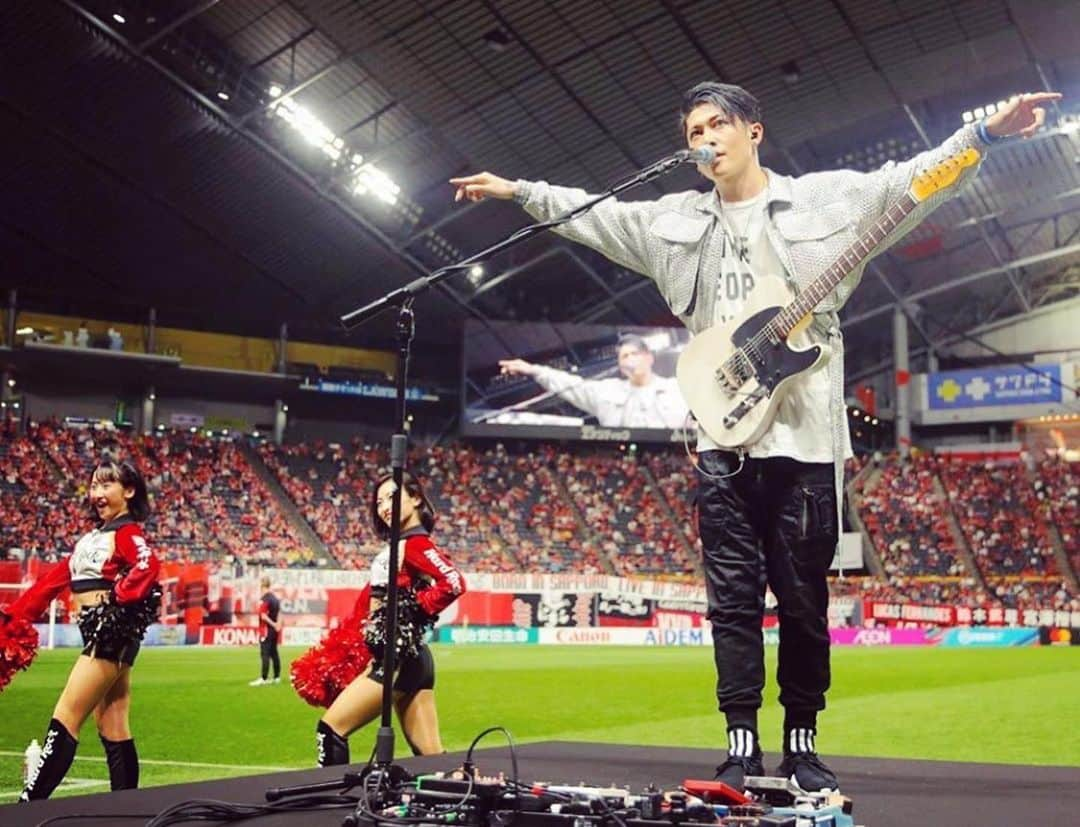 雅-MIYAVI-さんのインスタグラム写真 - (雅-MIYAVI-Instagram)「Congrats on your win @hokkaido_consadole_sapporo!! 札幌ドームにて行われた、コンサドーレ VS サンフレッチェ戦にて弾かせてもらいました。子どもの頃サッカーをやっていたので、久しぶりに芝生の上を走れて、めちゃめちゃ気持ちよかったです（笑）改めてコンサドーレの選手、チームの皆さん、おめでとうございました！勝利に貢献できて（？）良かったです。コンサドールズの皆も元気一杯のパフォーマンスありがとう！ @hardrockjapan 呼んでくれてありがとう、お疲れ様でした！#Repost @miyavi_staff @miyavi_ishihara と #コンサドールズ が無事勝利に貢献！！⚽️⚽️⚽️ #repost @hokkaido_consadole_sapporo 本日の広島戦は『HardRock Experience Thanks Match』ということで、ギタリストのMIYAVIさんとコンサドールズによる HALF TIME SHOWが行われました✨ . #hardrock @hardrockjapan  #MIYAVI @miyavi_ishihara . . MIYAVIさんのギターの音に札幌ドーム中が包まれ、勝利に向け最高の雰囲気を作っていただきました😎🎸ありがとうございました！ . そして、明日は Zepp SapporoにてMIYAVIさんのLIVEが行われるそうです！今日の勝利の余韻に浸りつつ、ギターの音に酔いしれたいですね🎸 . #consadole #コンサドーレ #Jリーグ　#JLEAGUE #football #soccer #supporter #サポーター #soccerphotography #soccertime #北海道　#HOKKAIDO #札幌　#SAPPORO #music #guitar #consadolls #entertainment ©️2019 CONSADOLE」6月2日 13時25分 - miyavi_ishihara