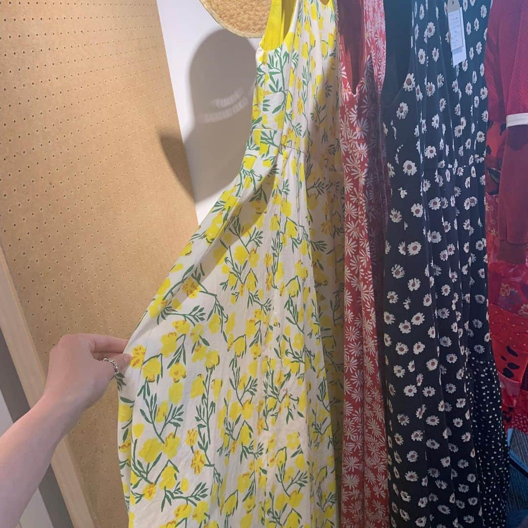 芦住彩來さんのインスタグラム写真 - (芦住彩來Instagram)「・ 【私はどこにいるでしょう？？】 ・ When I see clothes, a fashion show begins in my head.  It's fun and I just forget the time. ・ ・ 正解は @freaksstore_official さんの展示会だよー🙆‍♀️😏 先日おじゃましてきただ！✨ ・ ・ 今年のトレンドは3枚目のような “ミックス”！🌼可愛い…🤤💘 （芦住のお気に入り） ・ ・ ベイクドカラー、ケープ系、フェザー ウエストマーク、巾着、ニュードロイ…etc 参考になるものばかり♡ ・ ・ お洋服沢山あると、私はこういう風に着たい！って 頭の中で妄想しちゃって時間忘れるやつ🤭 ・ 分かる人いるかなぁ、 #あるある  #楽しい よね〜 ・ ・ @mio_kurihara …thanks♡ ・ #トレンド #コーデ #スポーツ#ミックス #ファッション #ベイクドカラー #秋冬 #モデル #花柄 #アパレル  #cool #Cute #japan  #casual #フリーランス #fashion #model」6月2日 13時28分 - i._am_sarah