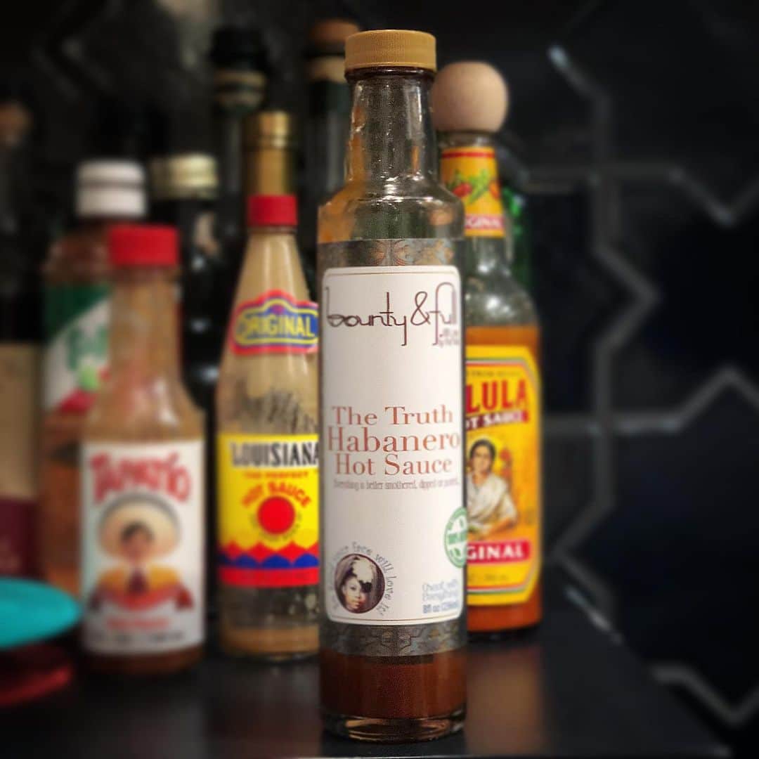 ケリスのインスタグラム：「THE TRUTH HOT SAUCE- 100% NATURAL, NO VINEGAR!!! @bountyandfull」