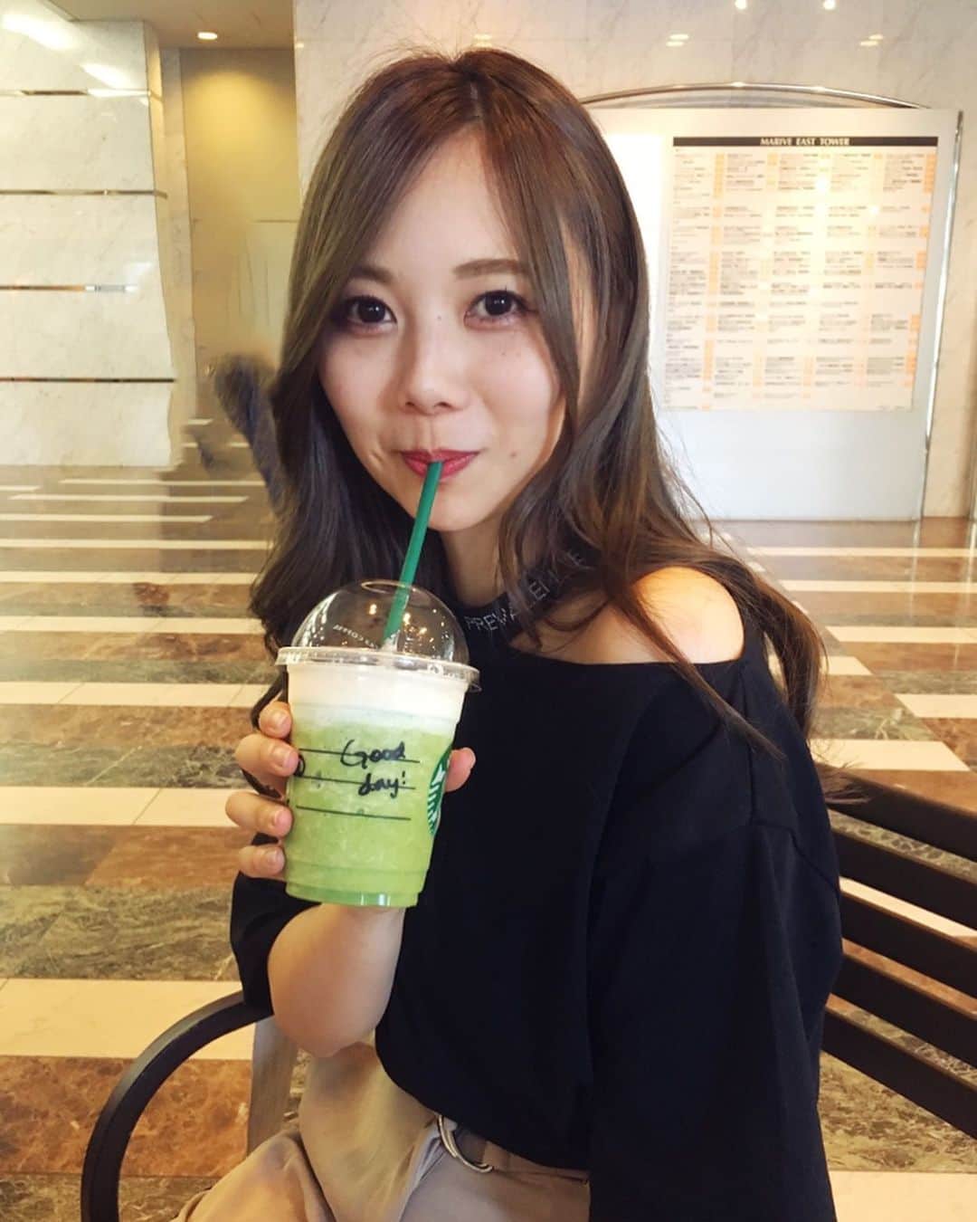 西村季里子のインスタグラム：「・ 最近ダイエットが楽しすぎて、 本当に自分に合うダイエット方法見つかって よかったと心から思う😊💗 よく寝てよく(水)飲んでよく(噛んで)食べる✌🏻 20代のうちにやりたいことたくさん 叶えられるようにがんばる🐰🌷 #ダイエット#ダイエット方法#diet #美容#スタバ#starbucks #抹茶#フラペチーノ #goodday#えくぼ#背景消してます #followme #follow」