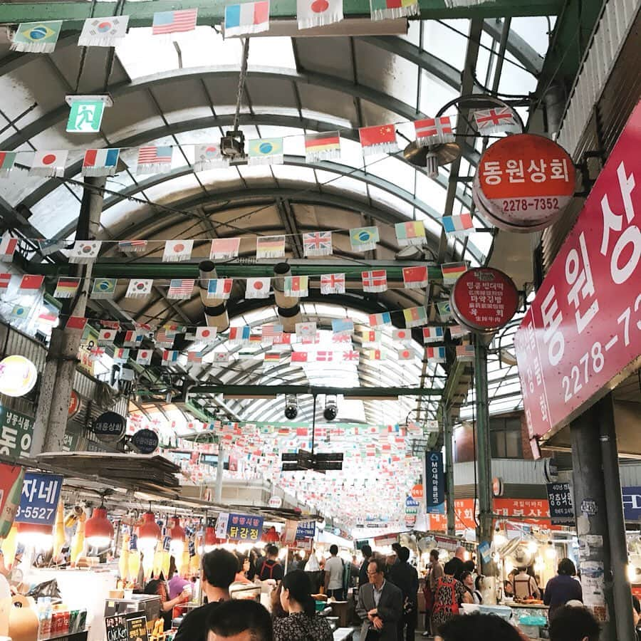 池田真子さんのインスタグラム写真 - (池田真子Instagram)「カジュアルコーデ♩(スワイプしてね→) ． 明洞の駅上がったところにバラがいっぱい♩ 何番出口かまでは覚えてないけどダイソーがある側の道沿いにあった！ ． ． あとカンジャンシジャンに行くといつも並んでる人気の揚げパン♩ ． 今回はお腹いっぱいで食べてないけど、オススメしたくて写真だけ撮らせてもらった(笑) ． ． あとキンパ！！ 中央らへんにある店舗のキンパが美味しくて、ちょっとからしつけて食べるのもまたアクセントになってパクパクとまらんくなる！ ． ． ． #コーデ #カンジャンシジャン #広蔵市場 #キンパ #屋台 #揚げパン  #韓国料理 #韓国好き #カジュアルコーデ #インスタファッション #お洒落さんと繋がりたい #instafashion #instagood #instafood  #韓国グルメ  #koreanfood #cordinate #fashion #lfl #casualstyle #code #love #makoscode #ootd #outfit #데일리룩 #패션아이템 #먹스타그램 #음스타그램 #맛스타그램」6月2日 13時42分 - mako_ikeda