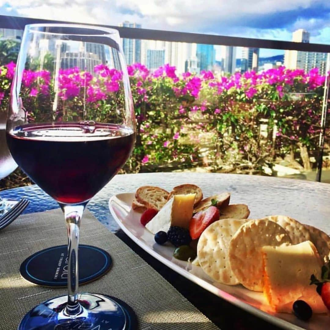 Trump Waikikiさんのインスタグラム写真 - (Trump WaikikiInstagram)「Allow us to recommend a bottle of wine with your cheese and charcuterie board at Wai‘olu Ocean Cuisine.  This is chef’s assorted selection of domestic and international cheeses, cured meats, fresh berries and lavosh. 📷:@samurai.hawaii #trumpwaikiki #waioluoceancuisine #charcuterie #neversettle  ワインのお供にチーズとハムの盛り合わせはいかがですか？　トランプ・ワイキキのエグゼクティブシェフが国内外のチーズを特別にセレクトしました。ワイオル・オーシャン・キュイジーヌでお楽しみください。 #ワイオルオーシャンキィジーヌ #トランプワイキキ #チーズとワイン #チーズ盛り合わせ #ワイ」6月2日 13時43分 - trumpwaikiki