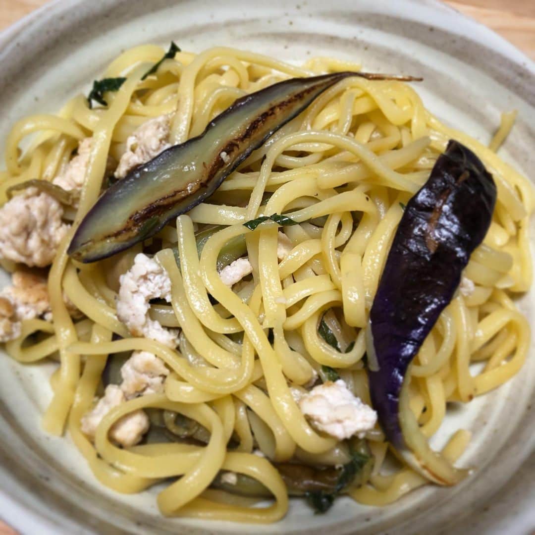 馬渕史香のインスタグラム：「茄子とひき肉と大葉でパスタ  味付けはポン酢で  #ふみかごはん  #あしざわ家 #レシピ #recipe #ずぼらレシピ #主婦 #macaronimate -- #japanese #japanesefood  #food #instafood  #foodstagram」