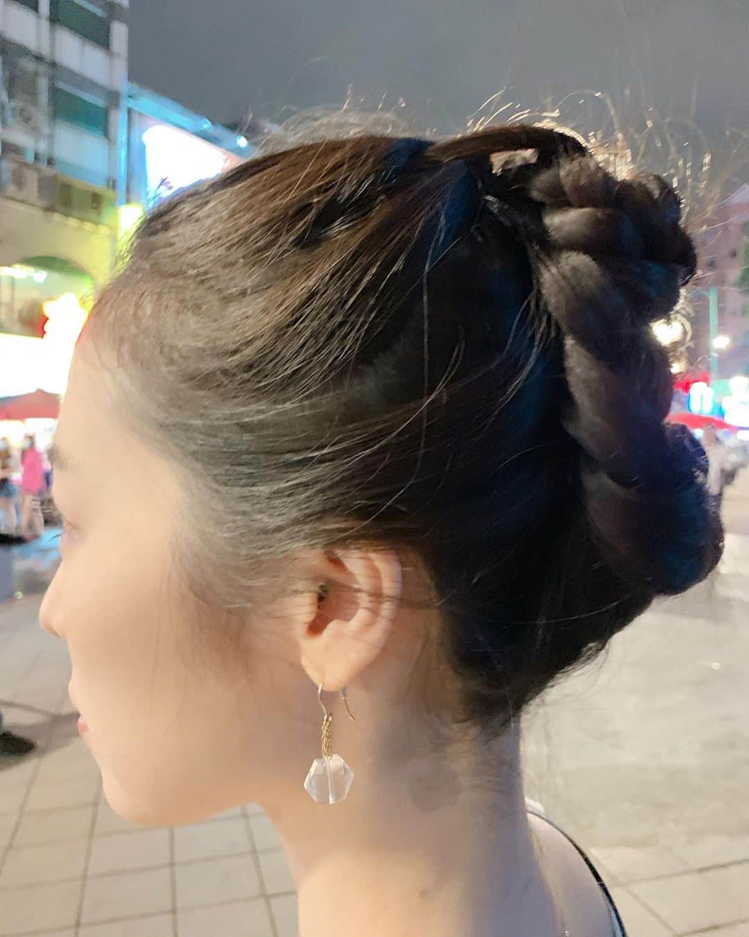 久保陽香さんのインスタグラム写真 - (久保陽香Instagram)「. 今回の台湾のヘアメイクさんは 出会ってもう5年近くなる大好き純子さんと。  2枚目と3枚目の写真は もうこの日の撮影が終わった後で 編み込みしてあげる〜と夜市の傍らで ヘアチェンジしてくれた時のです。 私は不器用で髪の毛をまとめたり 巻いたりすることも出来ないので 髪の毛を触ってもらえるのがとても嬉しくて。  久保の剛毛な髪をいつも綺麗にまとめてくれる。 純子さんのまとめ髪は全然痛くなくて大好きです。 純子さんのあったかい手にずっと癒されてました。 またご一緒出来るといいな〜」6月2日 13時47分 - kubo_haru