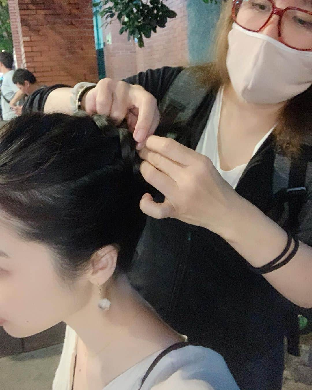 久保陽香さんのインスタグラム写真 - (久保陽香Instagram)「. 今回の台湾のヘアメイクさんは 出会ってもう5年近くなる大好き純子さんと。  2枚目と3枚目の写真は もうこの日の撮影が終わった後で 編み込みしてあげる〜と夜市の傍らで ヘアチェンジしてくれた時のです。 私は不器用で髪の毛をまとめたり 巻いたりすることも出来ないので 髪の毛を触ってもらえるのがとても嬉しくて。  久保の剛毛な髪をいつも綺麗にまとめてくれる。 純子さんのまとめ髪は全然痛くなくて大好きです。 純子さんのあったかい手にずっと癒されてました。 またご一緒出来るといいな〜」6月2日 13時47分 - kubo_haru