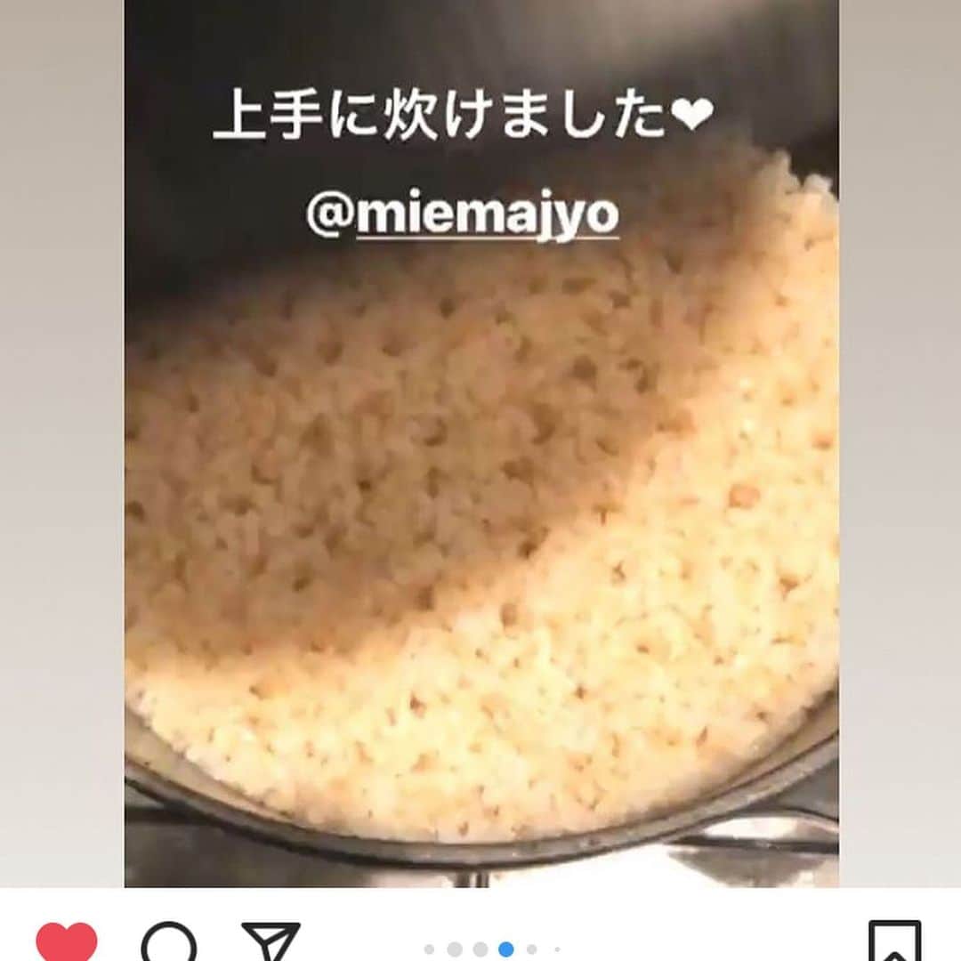 ヒデトレさんのインスタグラム写真 - (ヒデトレInstagram)「#repost @miemajyo ・・・ 4月に千葉の千倉で 開催されたイベントの 写真  世界一美味しい玄米ご飯の炊き方講座を開催させていただきました。  その後、すぐに受講して くださった方が ご自宅にもどり、玄米ご飯を炊いてくださり インスタにアップして くださいました。  皆さま、ありがとうございます。  私の人生は 玄米ご飯と出会い 自分では想像もしない 展開となり、、 それでも、自分の最もピュアな部分に近づき あと2年で60歳 人生がひとまわり終わろうとしています。  大人になってからの ほとんどを玄米と一緒に 過ごしています。  玄米に出会い 世界一美味しい玄米を 炊いて、  ひとりでも 多くの人に、 この玄米の 美味しさと、 そのエネルギーの すごさを体感してほしい と思ってから  玄米ご飯を炊いて お結びにして 配ることにしました。  そこから、、 色んなドラマが展開して 今日を迎えています。  2019年令和元年 6月を迎え 初心に戻り 今日は、ご近所様に 玄米ご飯のお結びを 配って歩く事にしました。  11時から13時まで お結びを配っています。  お時間ある方は ぜひ、表参道 nanadecor KITCHEN まで足をお運びください。  お待ちしています。  #自然の恵み #自然の摂理 #お料理びと #旅するように暮らす #玄米 #お結び #mIe」6月2日 13時52分 - hidetore