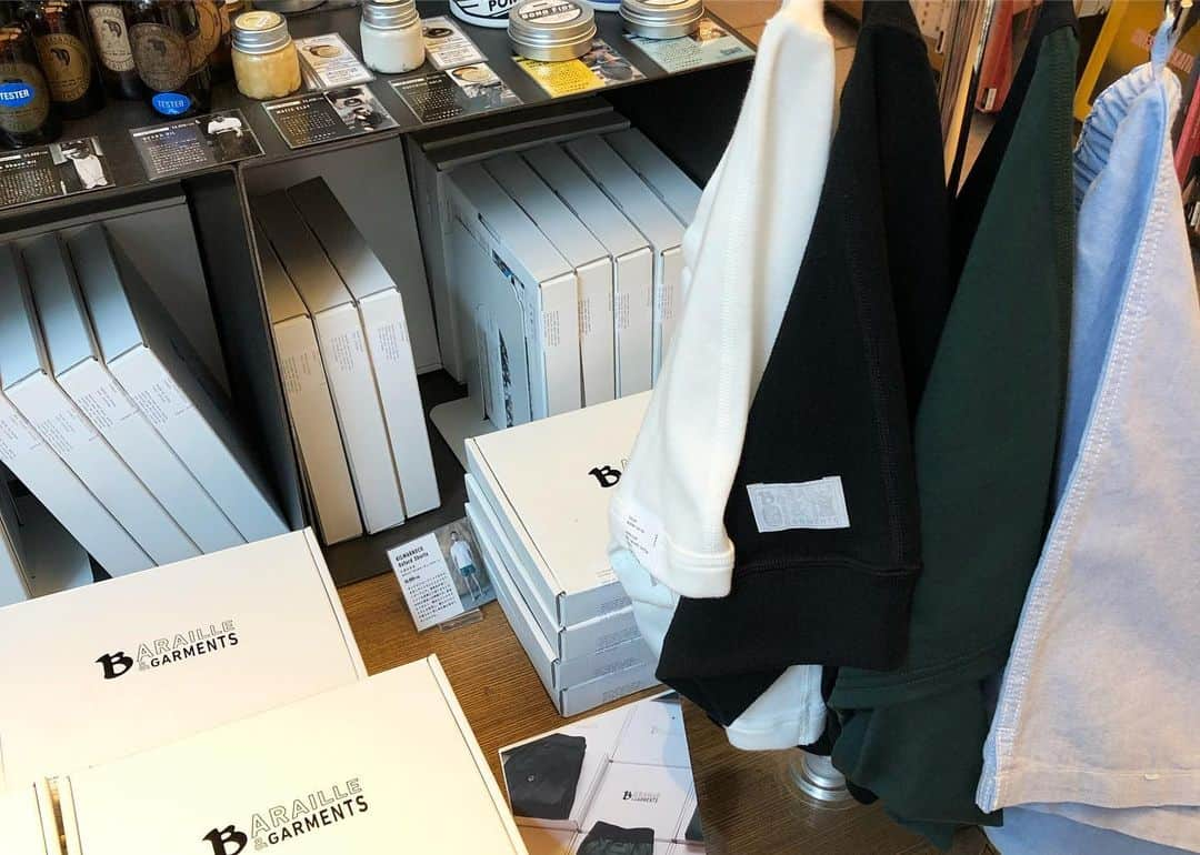 代官山 蔦屋書店　DAIKANYAMA T-SITEさんのインスタグラム写真 - (代官山 蔦屋書店　DAIKANYAMA T-SITEInstagram)「【フェア】代官山で紹介してきたメンズグルーミングブランドの中から特に人気のあるものをセレクトし新作を中心にご覧いただく「Men's Grooming Lab.」をアートフロアで開催中です！ポマードやシェービンググッズからアンダーウェアまで、男の見えないおしゃれをご提案します。 #ファッション #fashion #メンズグルーミング #mensgrooming #pomard #underwears #パンツ #bonafidepomade #jssloane #muhlerazor #barailleandgarments #父の日 #父の日プレゼント #farthersday」6月2日 14時03分 - daikanyama.tsutaya