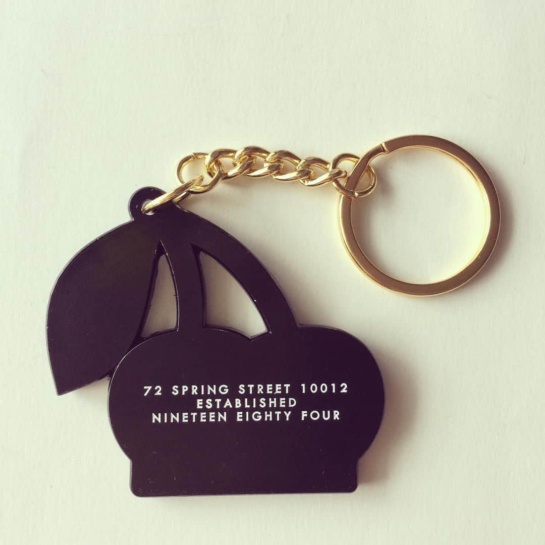おおたうにさんのインスタグラム写真 - (おおたうにInstagram)「🍒lovely cherry key ring🍒 / NY souvenir, @linda6015 💕 「ニューヨーク🗽で見つけたよ❣️」と、可愛いキーホルダーをいただきました( ´ ▽ ` ) ありがとうーー💕 さっそくお家の鍵につけて、ハッピーを呼び込もう✨ #今日のアクセサリー #accessory #keyring #accessoriesoftheday #souvenir #🍒」6月2日 14時03分 - outa_uni